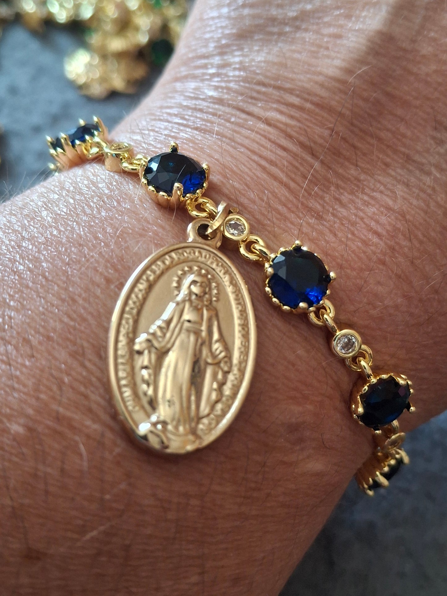 Bracelet chaîne en laiton doré plaqué or 18K sertie cristal bleu marine et grande médaille madone stainless steel 316 poli handmade