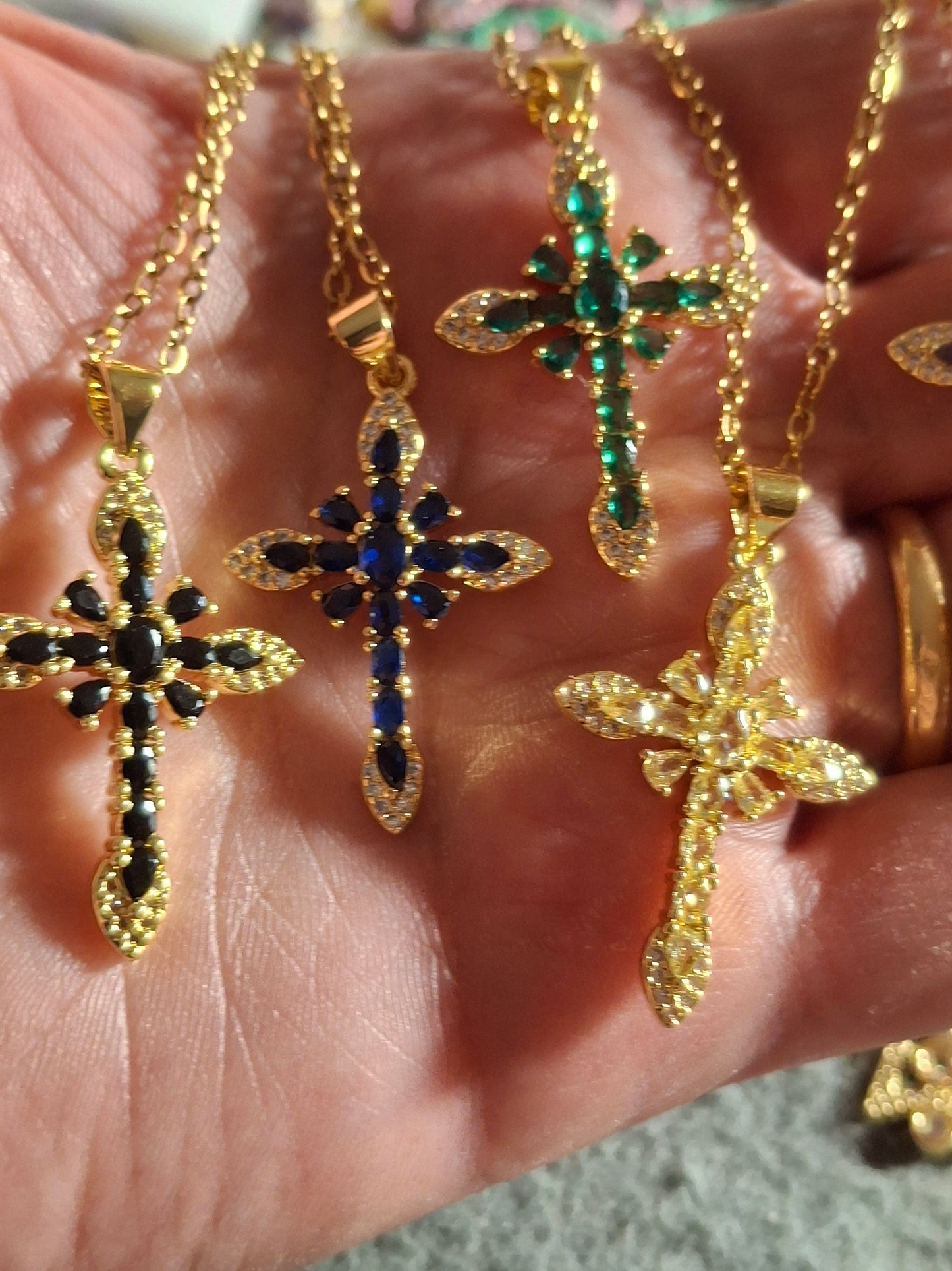 Halskette, vergoldete Edelstahlkette 316, barockes Kreuz, 18K vergoldet, Zirkonia- und AAA-Kristallbesatz
