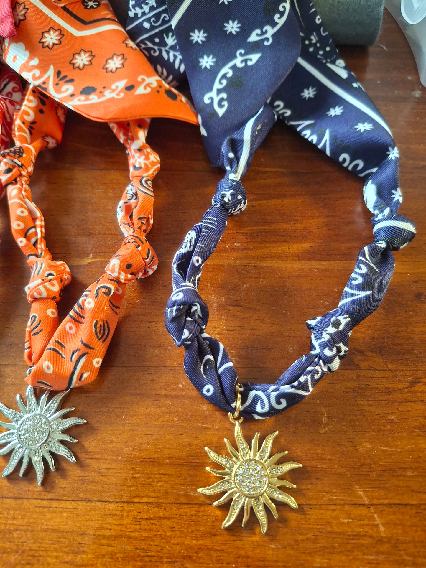 Halskette, Halstuch, Bandana zum Knoten, Anhänger Sonne, polierter Edelstahl 316, Zirkonia-Besatz, handgefertigt