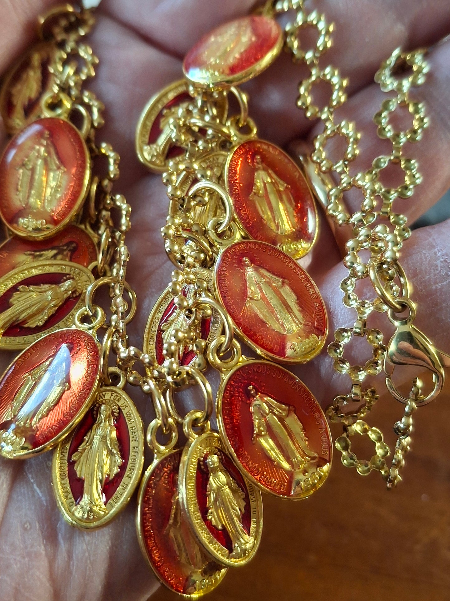 Collier chaîne dorée acier inoxydable stainless steel et breloques madone handmade réglable ajustable