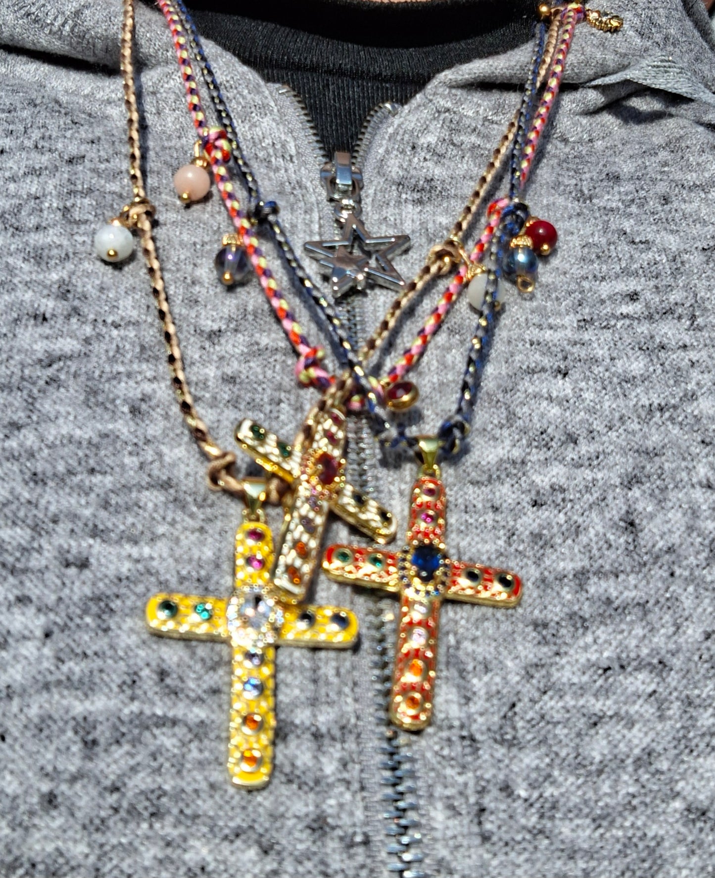 Handgefertigtes, verstellbares, geflochtenes Halsband mit Anhänger in Form eines Kreuzes im Boho-Stil, 18 Karat vergoldet, besetzt mit AAA-Zirkonia und österreichischen Kristallen.