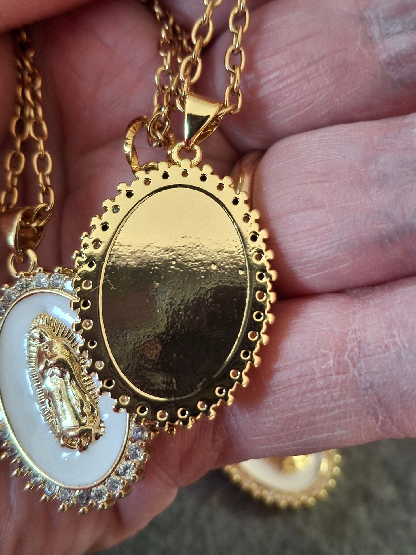 Collier chaîne dorée acier inoxydable stainless steel 316 et grande médaille madone vierge miraculeuse émaillée plaqué or 18K serti zirconium AAA austrian