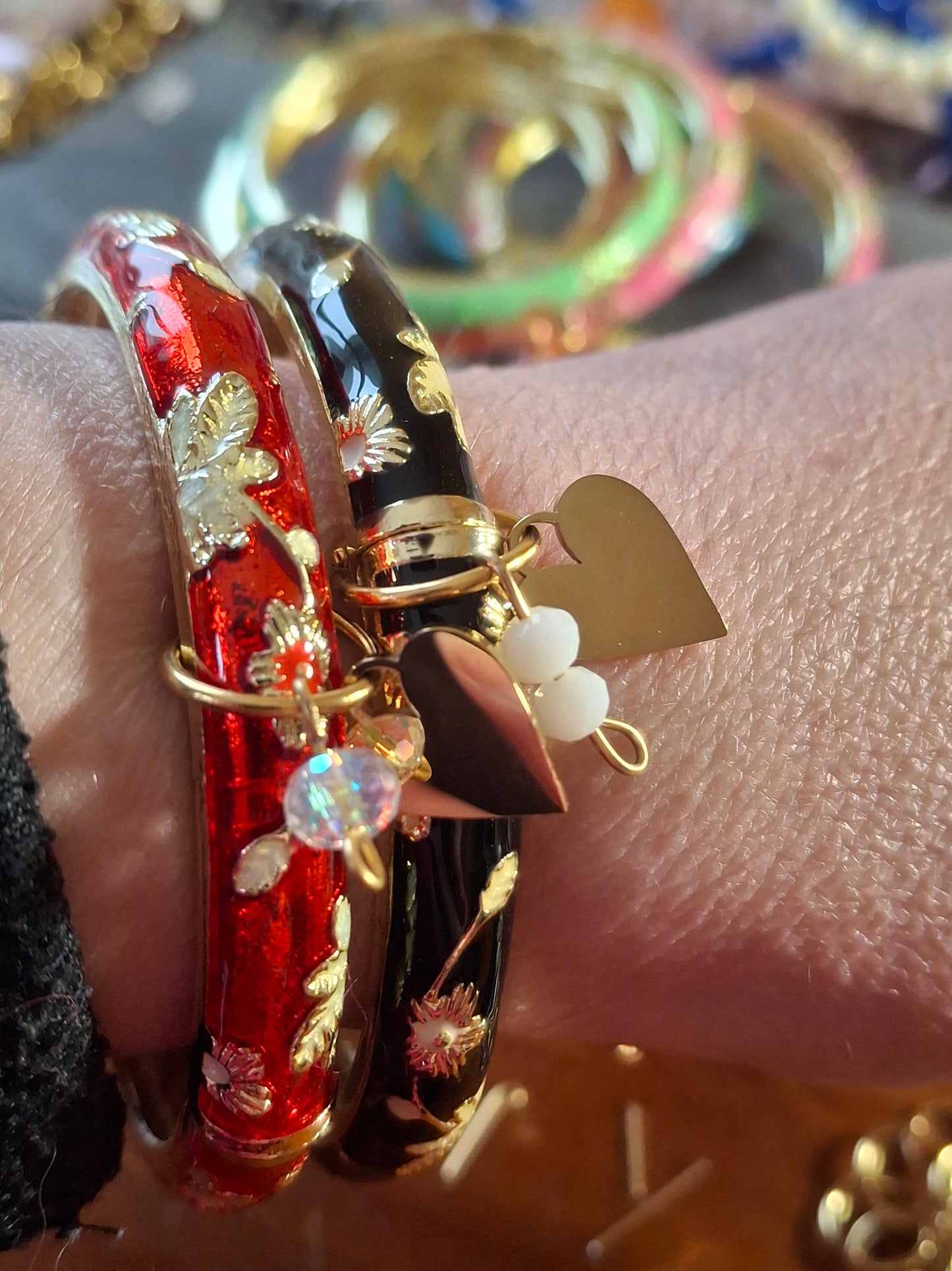 Jonc email cloisonné et breloques