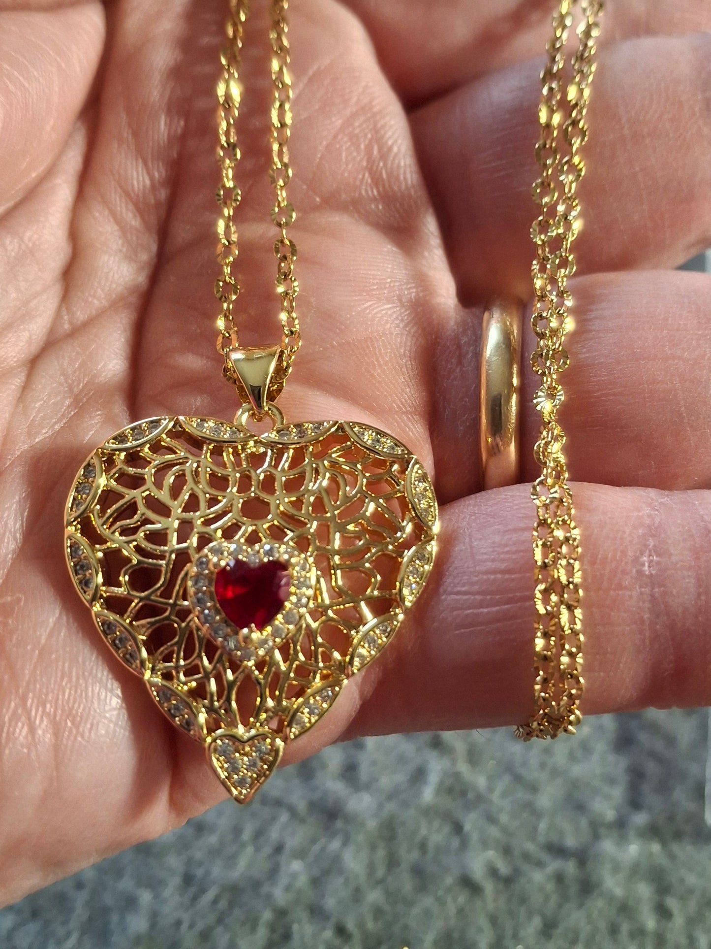 Collier chaîne dorée acier inoxydable stainless steel 316 pendentif coeur ajouré plaqué or 18K serti cristal et zirconium AAA austrian