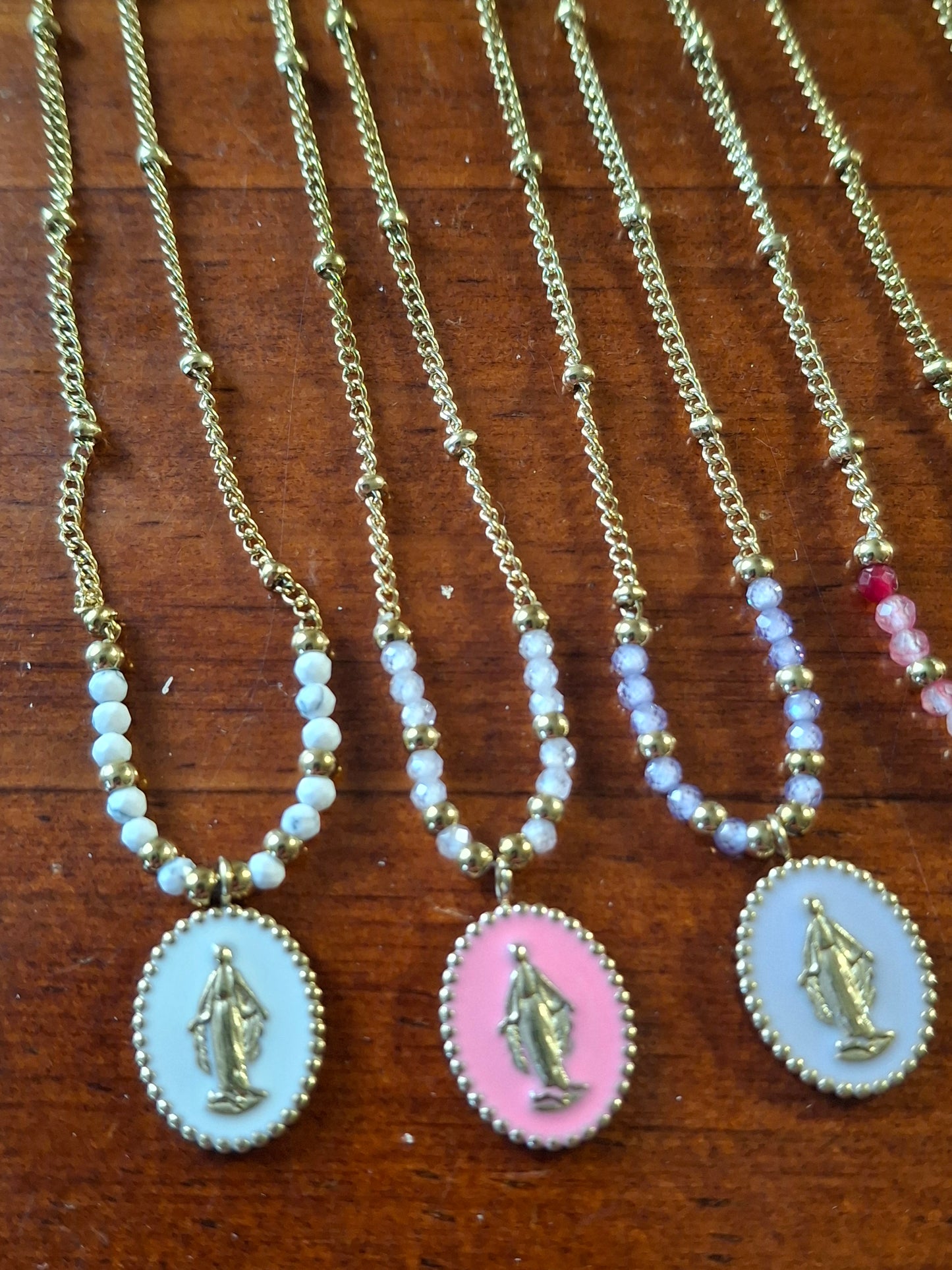 Gold-plated stainless steel 316 chain necklace with pearls and a stainless steel 316 Madonna pendant.