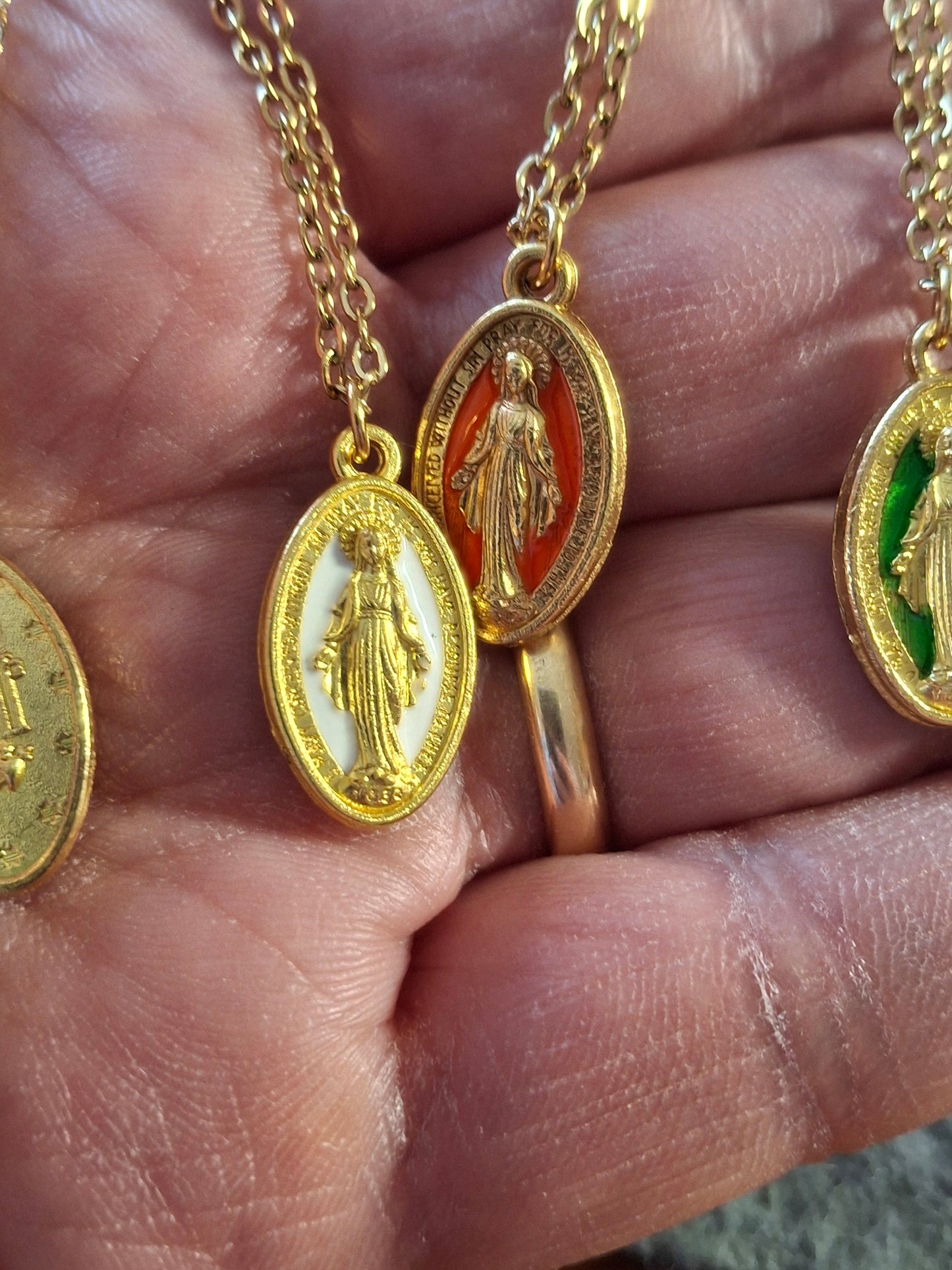 Collier chaîne dorée acier inoxydable stainless steel 316 madone cuivre plaqué or et email