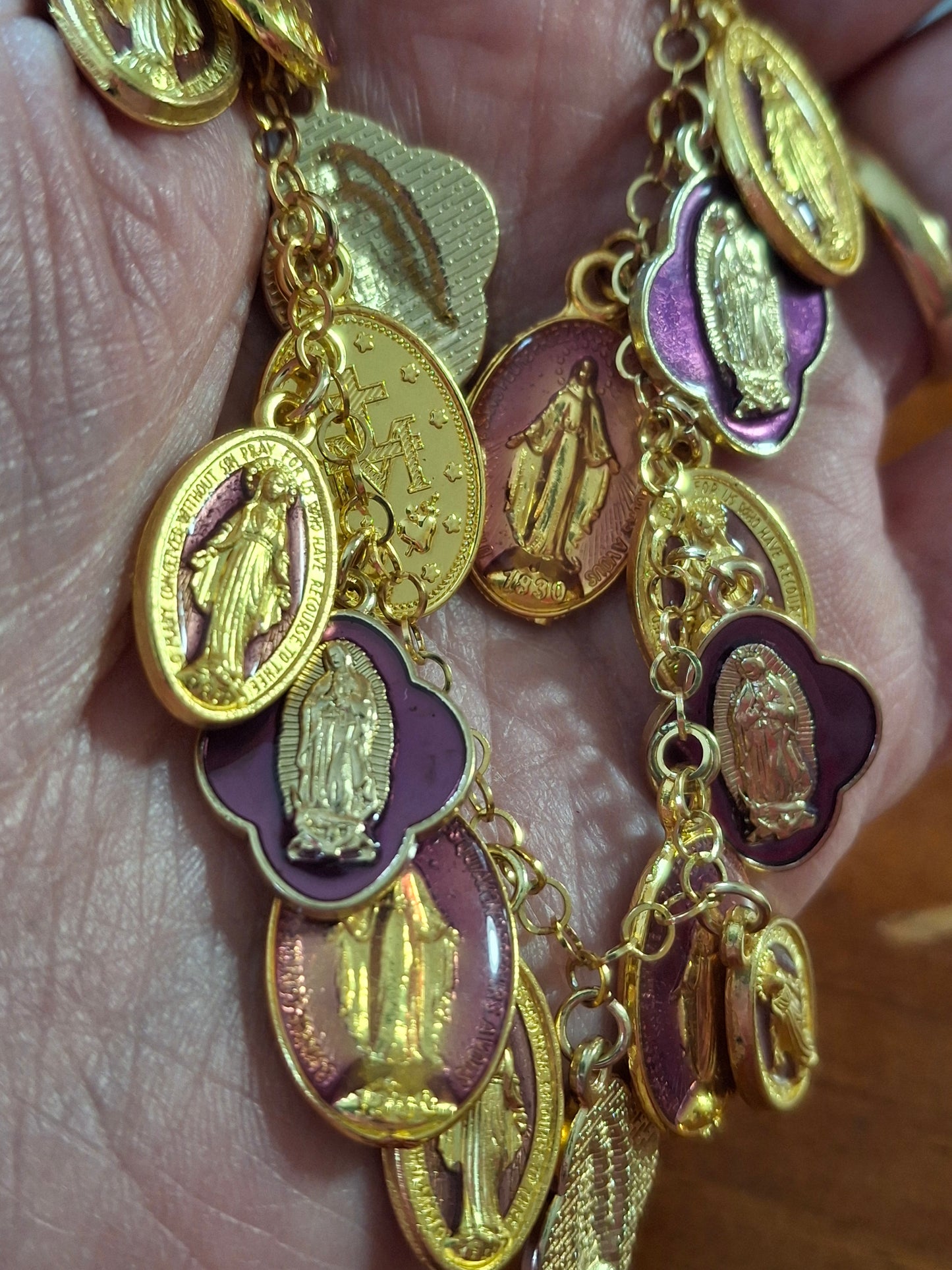 Collier chaîne rolo acier inoxydable stainless steel plaqué or et breloques madone handmade