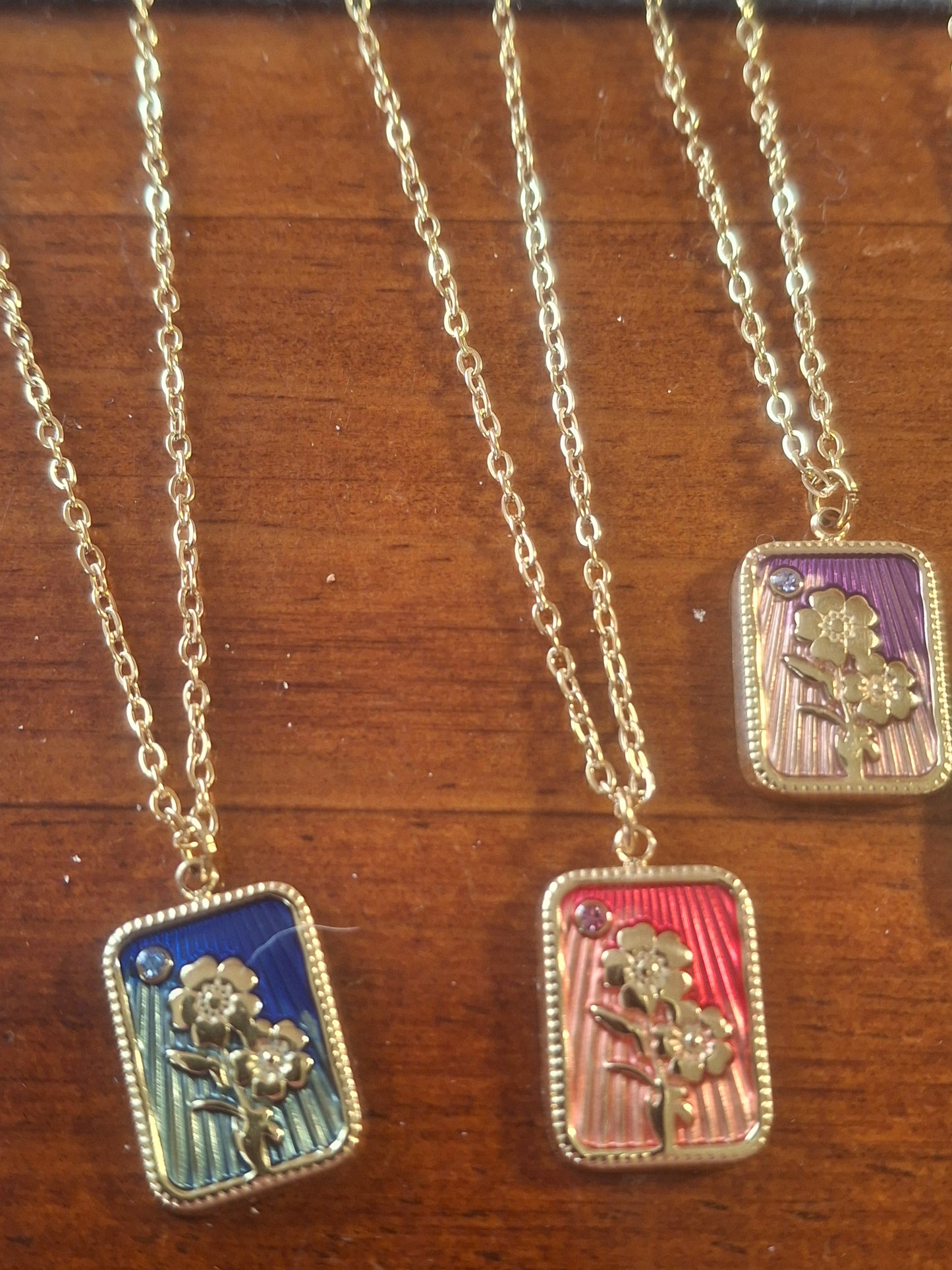 Collier chaîne dorée acier inoxydable stainless steel 316 pendentif stainless steel motif myosotis et email coloré