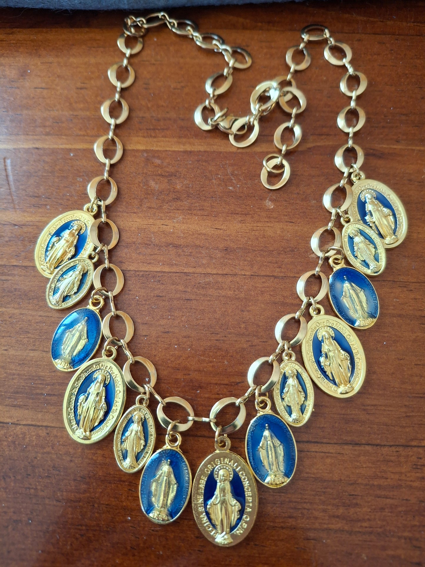 Collier chaîne dorée acier inoxydable stainless steel 316 et breloques madone handmade