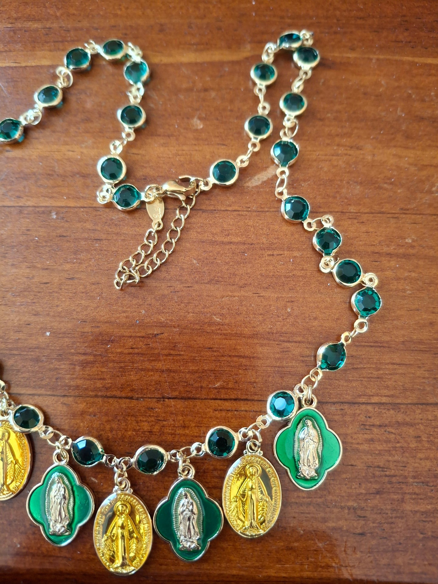 Collier chaîne dorée en cuivre et breloques madone handmade