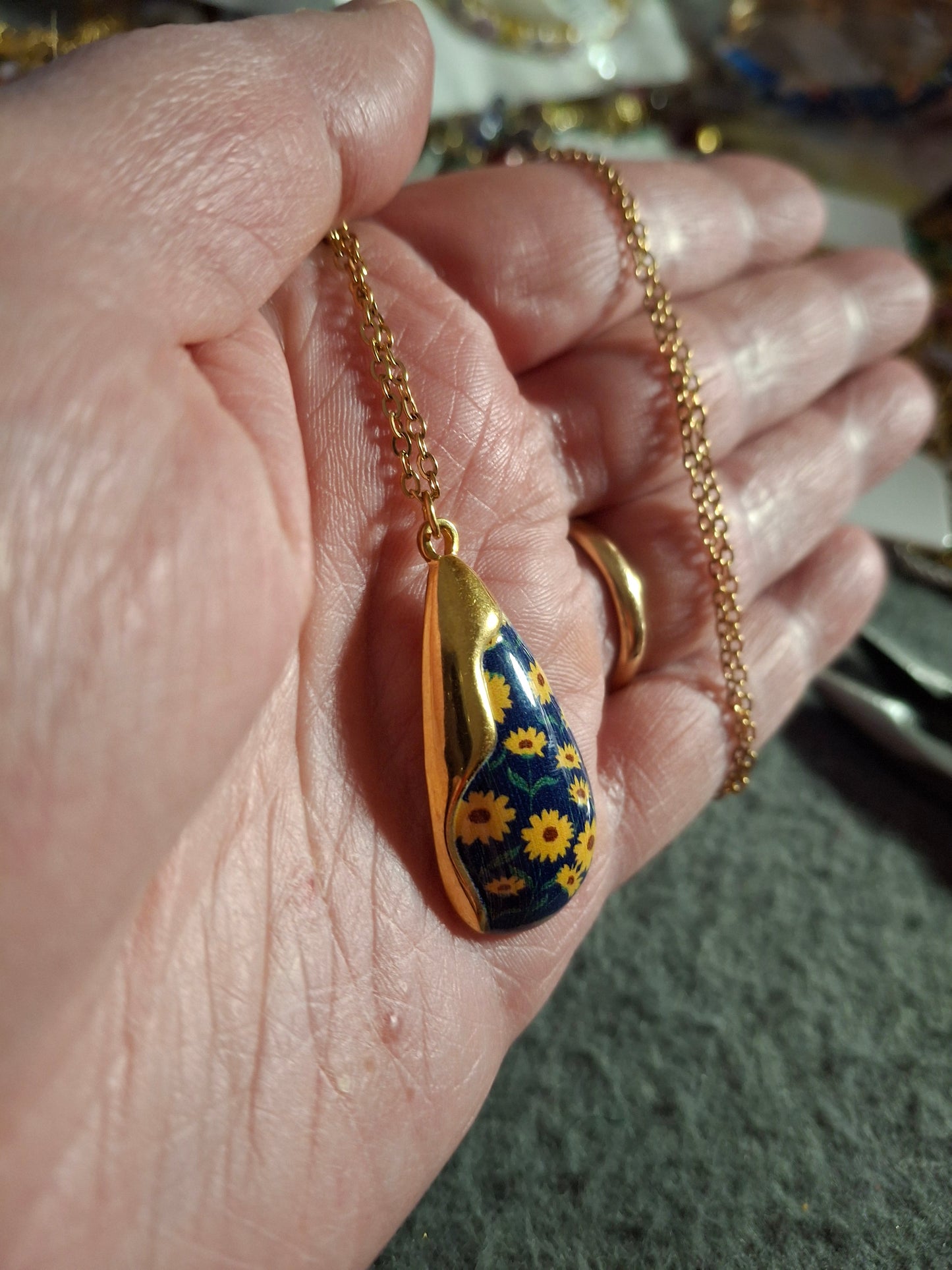 Collier chaîne dorée acier inoxydable stainless steel 316 pendentif goutte motif marguerite