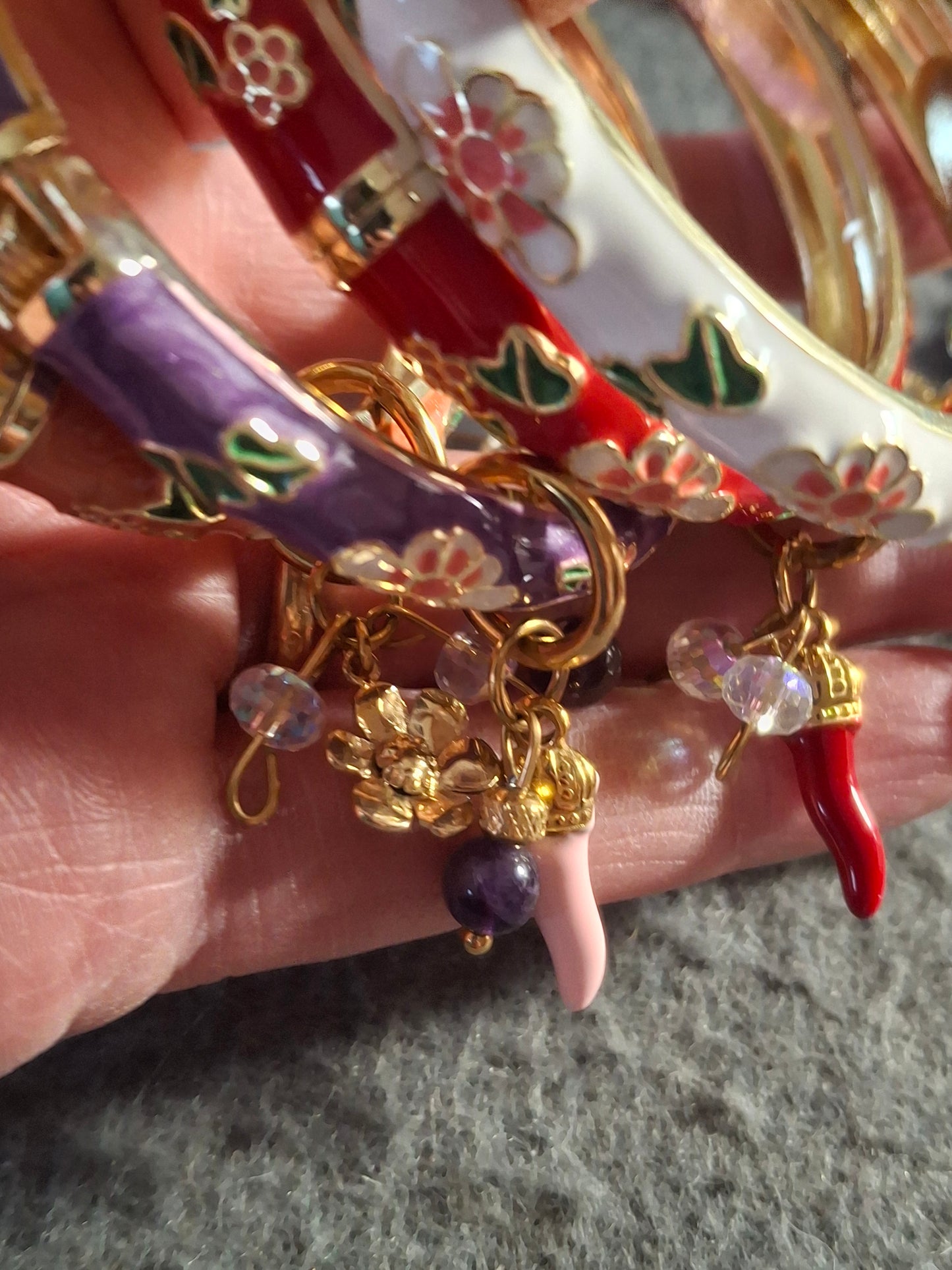 Joli jonc rigide à ressort en email cloisonné et breloques