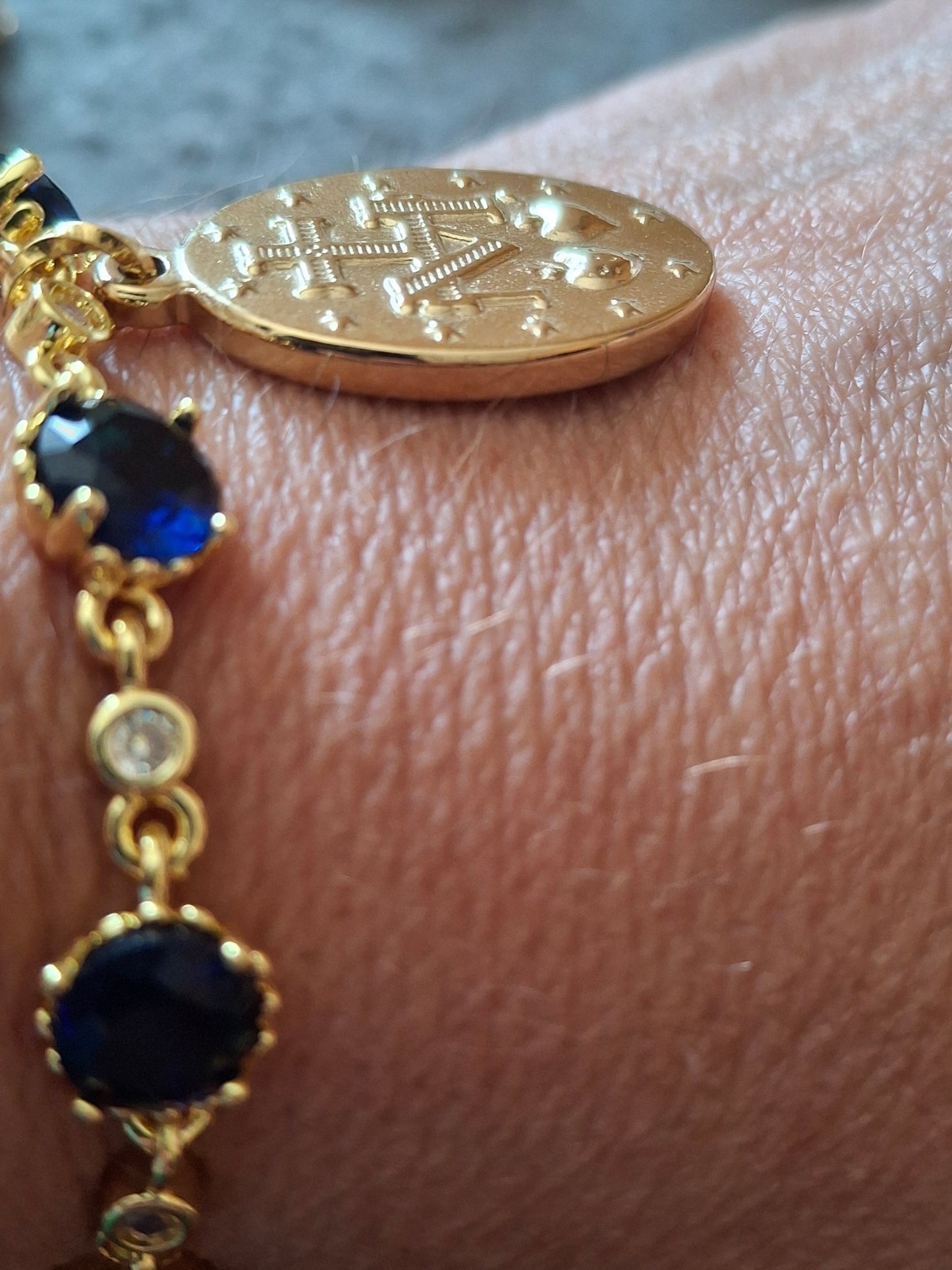 Bracelet chaîne en laiton doré plaqué or 18K sertie cristal bleu marine et grande médaille madone stainless steel 316 poli handmade