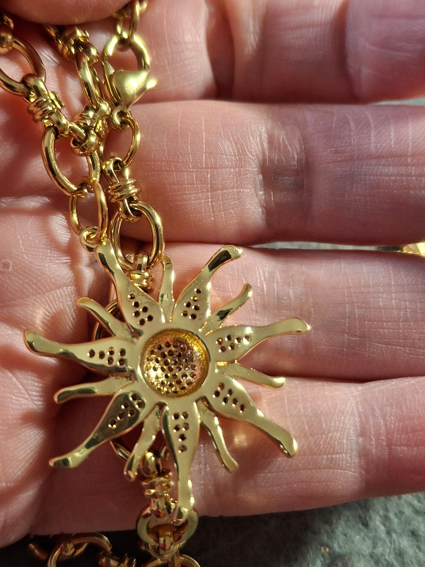 Collier chaîne maille gourmette stainless steel 316 grand pendentif soleil ou étoile plaqué or 18K serti zirconium AAA