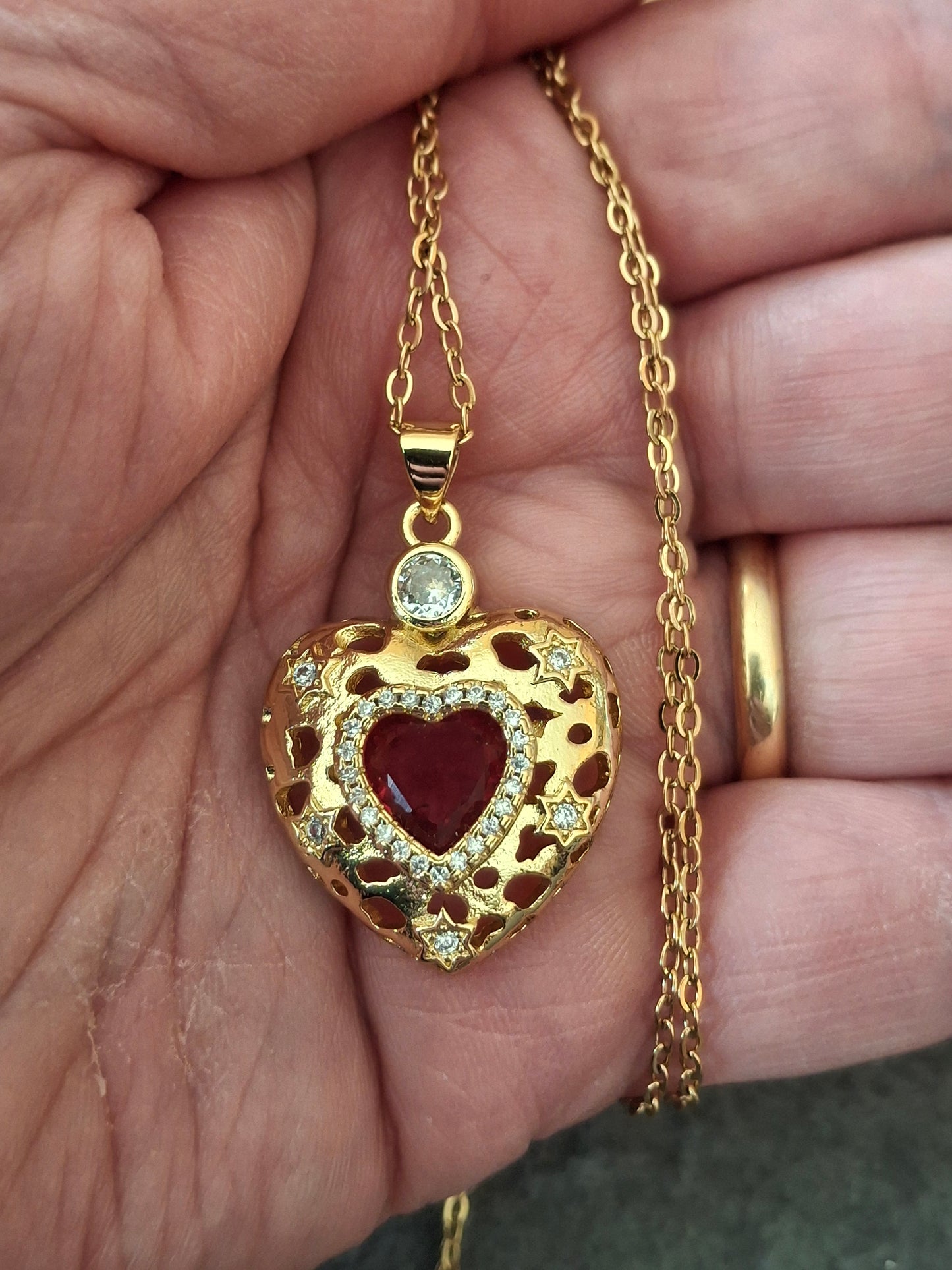 Collier chaîne dorée acier inoxydable stainless steel 316 pendentif coeur plaqué or 18K serti zirconium et cristal AAA austrian