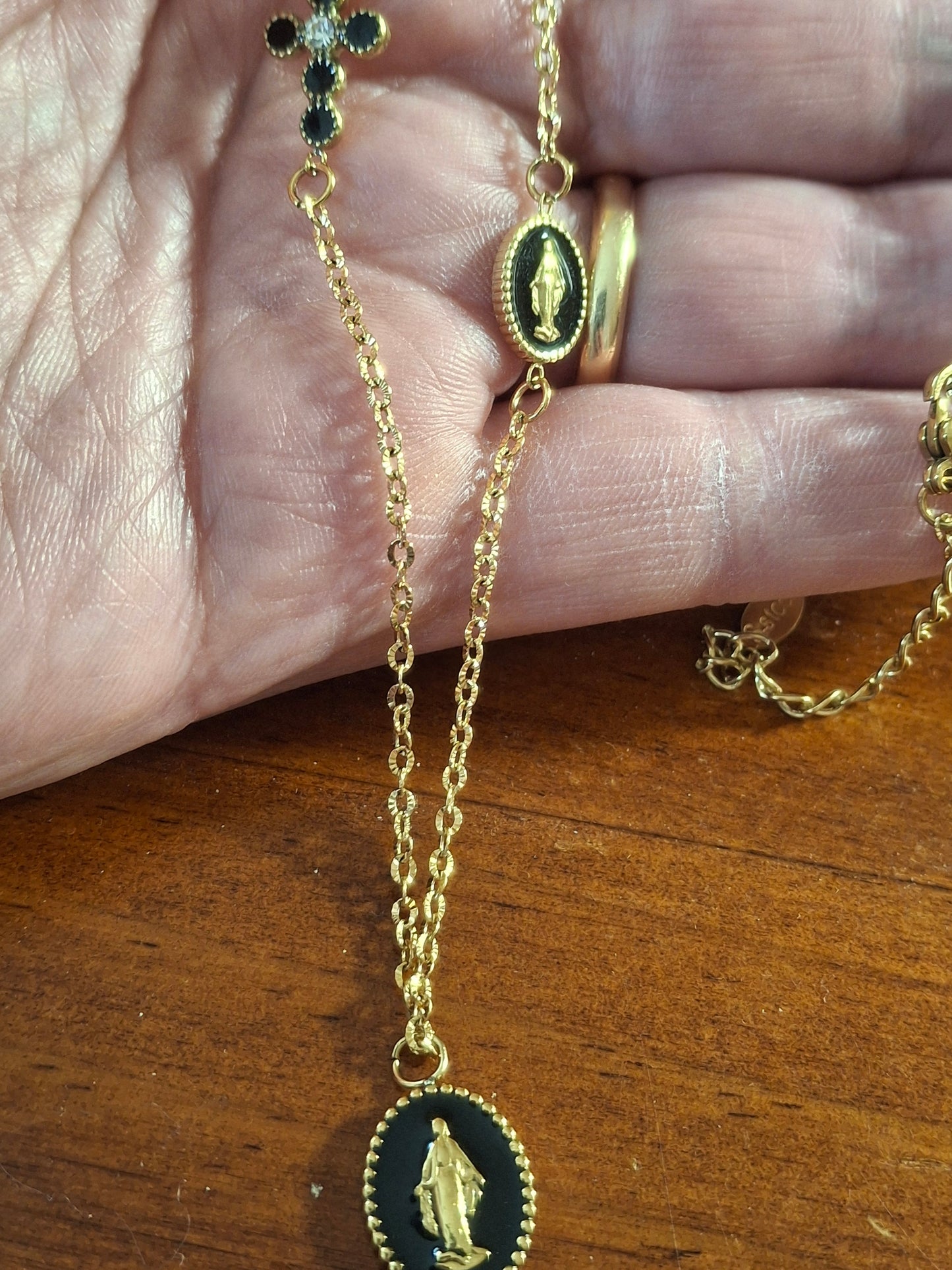 Collier chaîne dorée acier inoxydable striée stainless steel 316 madone et croix stainless steel 316 plaqué or et email noir handmade