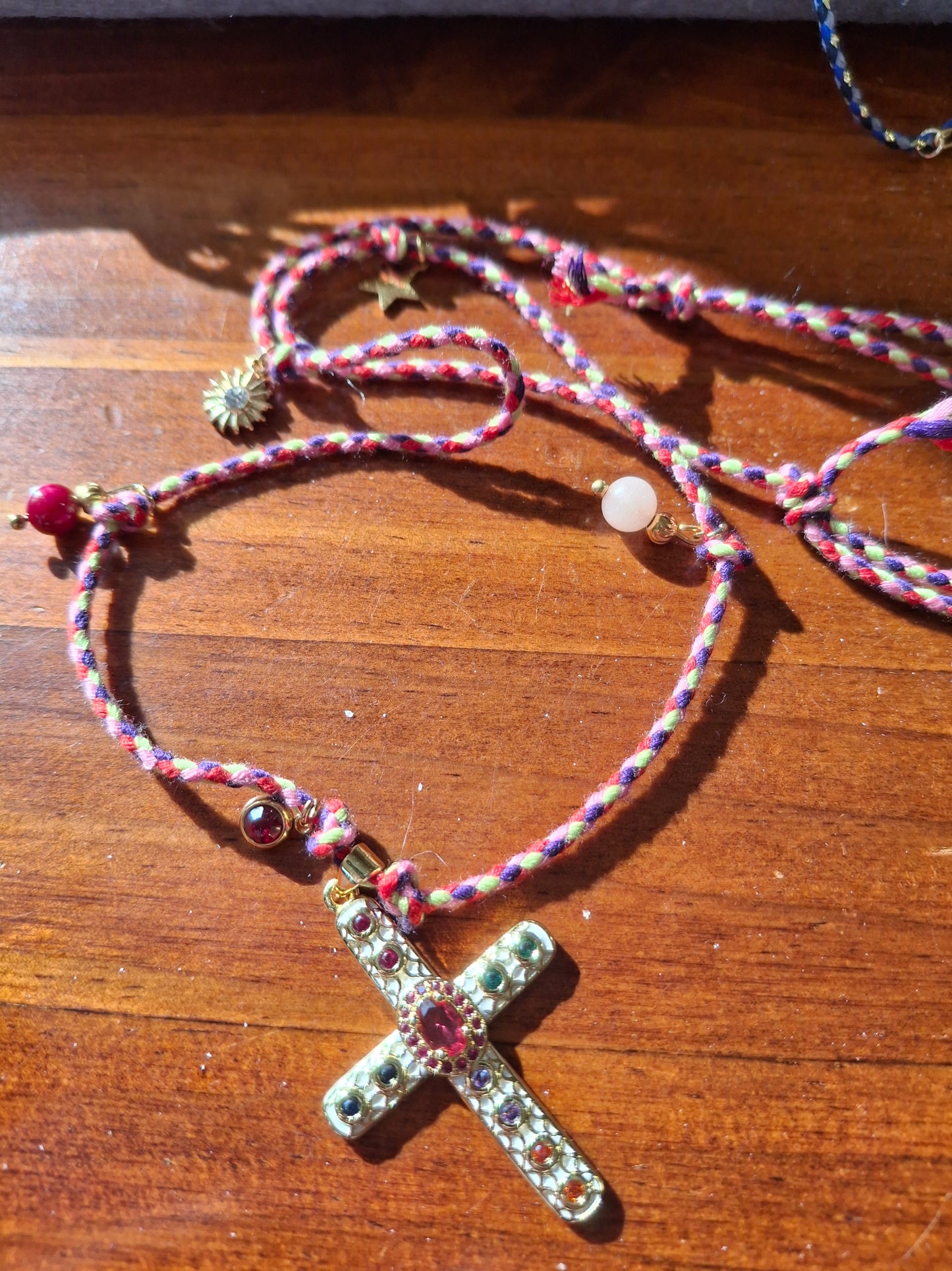 Handgefertigtes, verstellbares, geflochtenes Halsband mit Anhänger in Form eines Kreuzes im Boho-Stil, 18 Karat vergoldet, besetzt mit AAA-Zirkonia und österreichischen Kristallen.