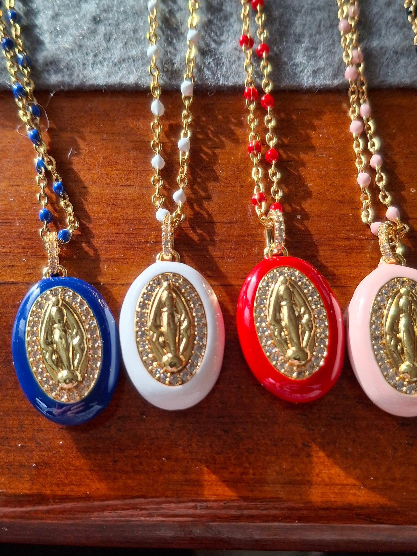 Collier chaîne acier inoxydable stainless steel grande médaille madone en email coloré