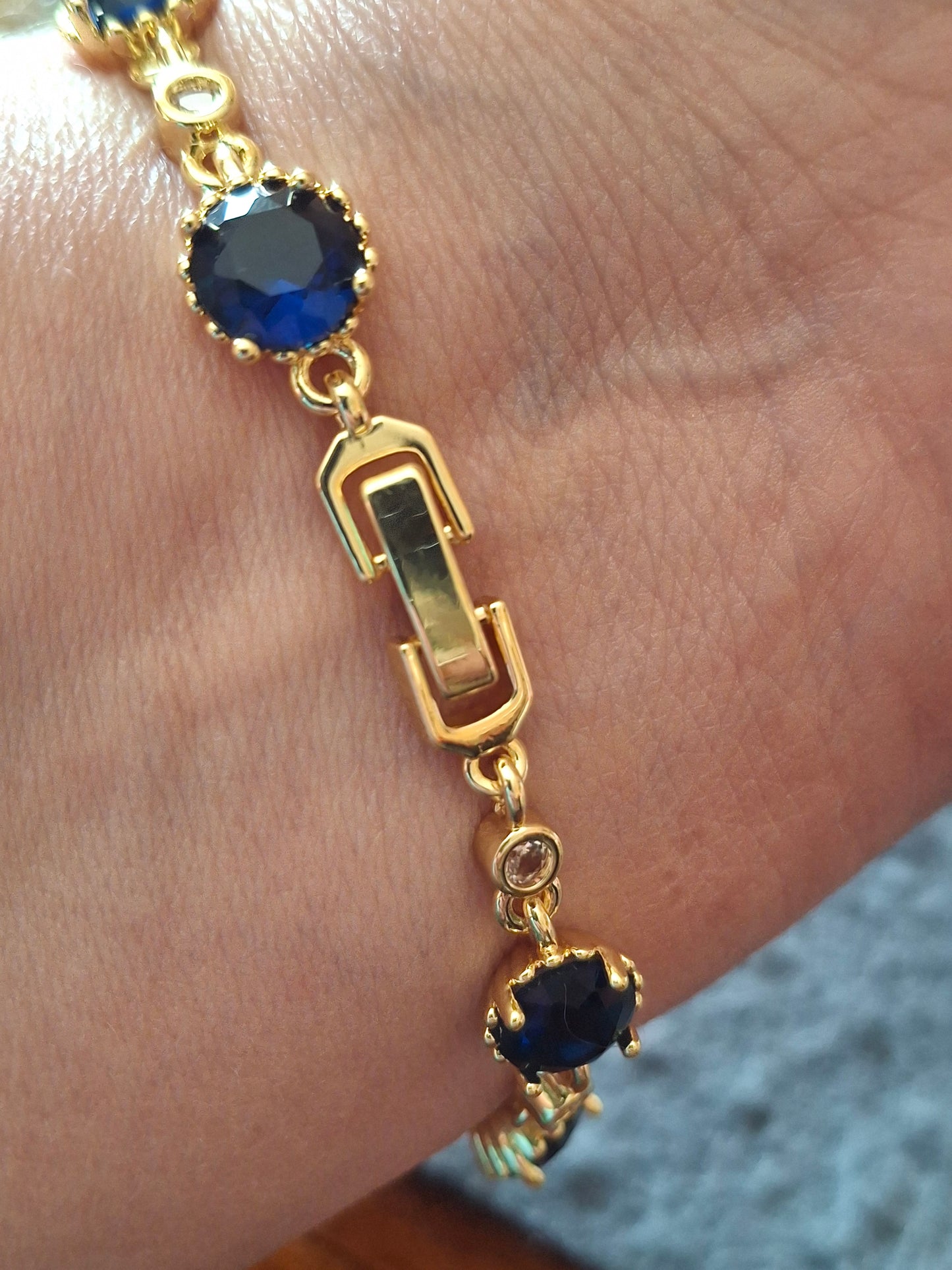 Bracelet chaîne en laiton doré plaqué or 18K sertie cristal bleu marine et grande médaille madone stainless steel 316 poli handmade