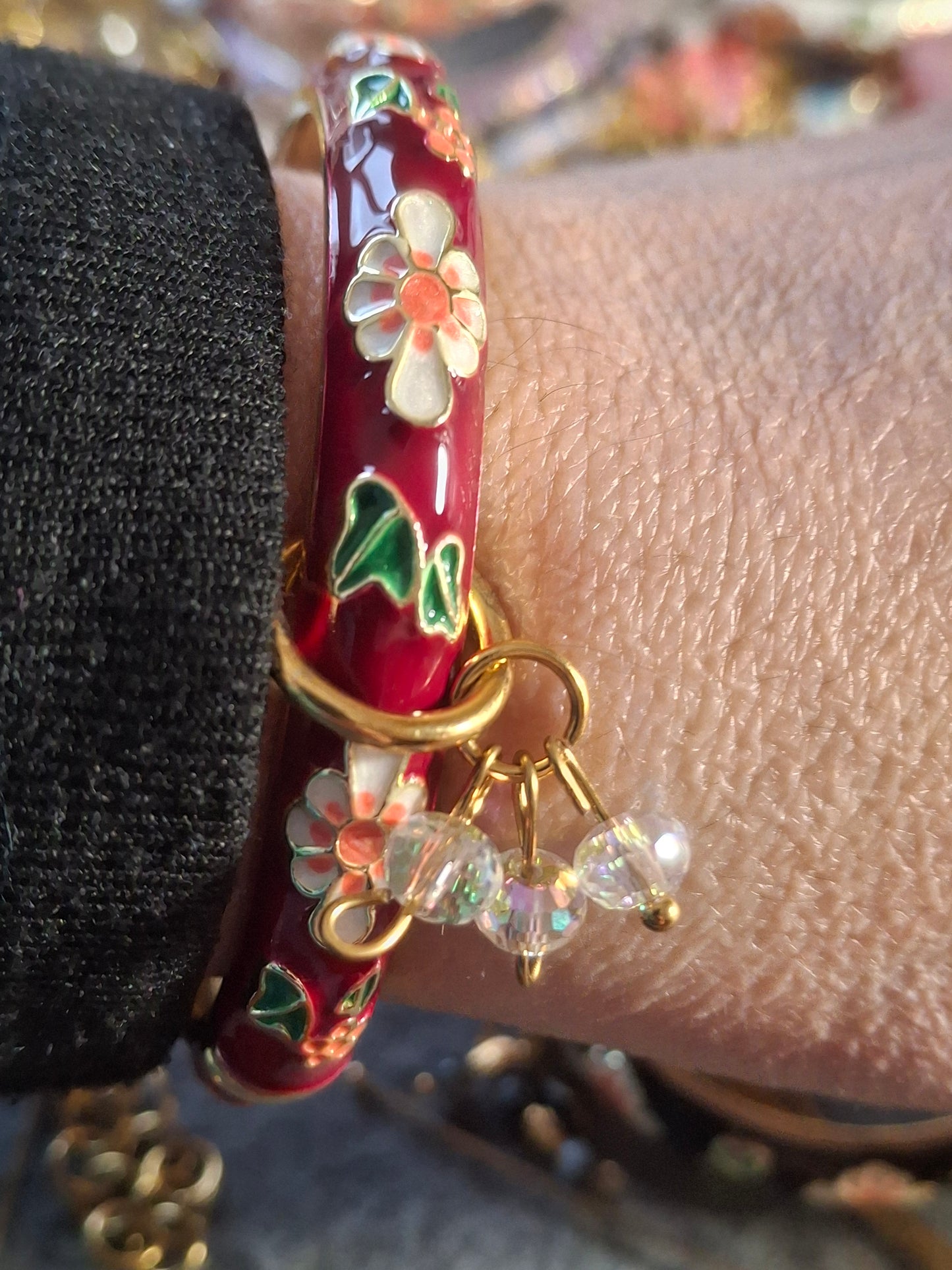 Joli jonc à ressort en email cloisonné motif fleurs et perles