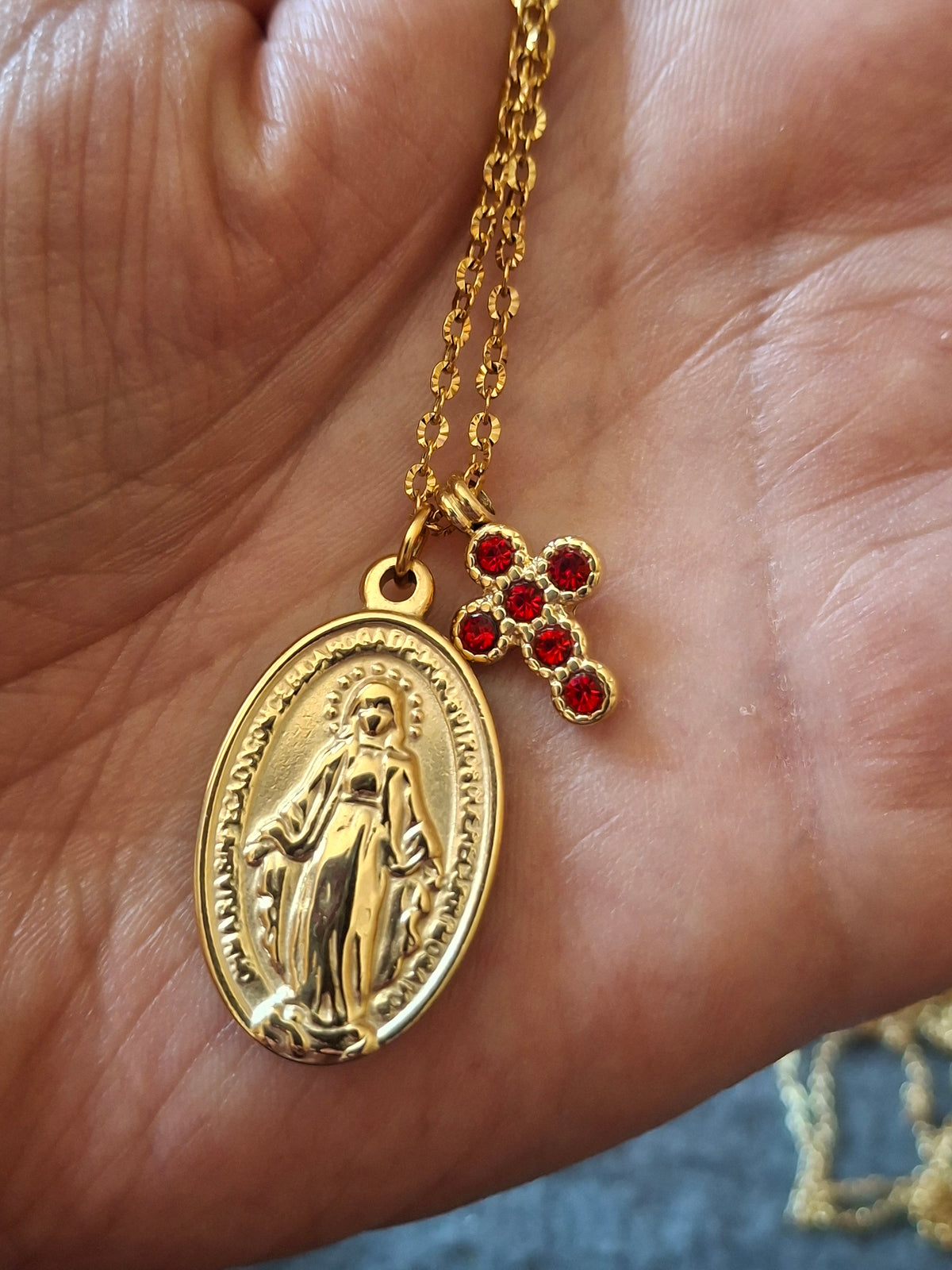 Collier chaîne dorée acier inoxydable stainless steel 316 striée, grand pendentif madone vierge miraculeuse stainless steel 316 polie et croix sertie cristal stainless steel 316
