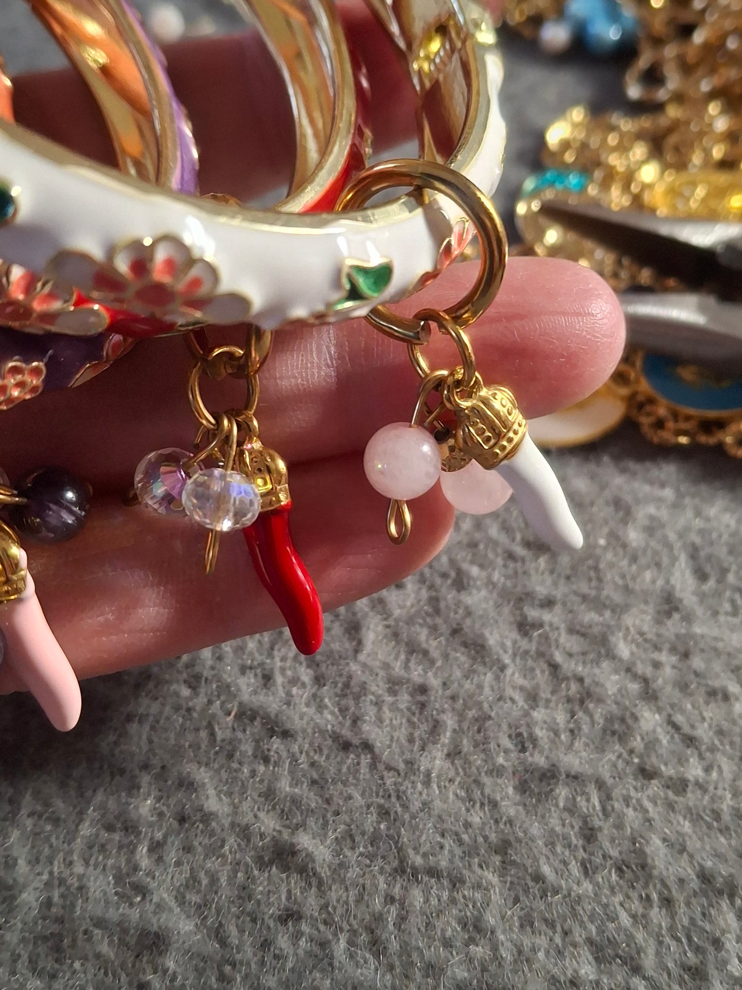 Joli jonc rigide à ressort en email cloisonné et breloques