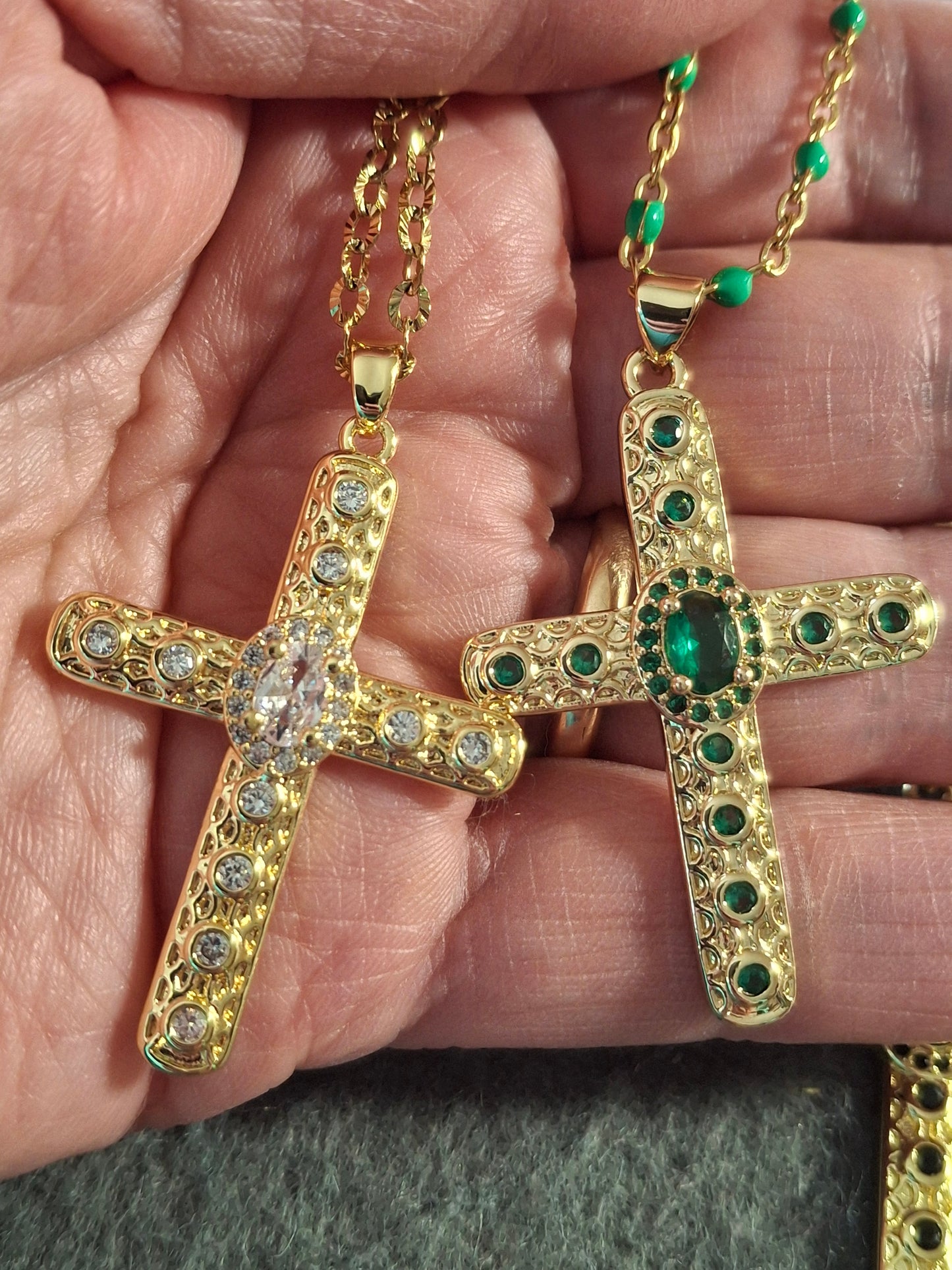 Collier chaîne dorée acier inoxydable stainless steel et pendentif croix bohème plaqué or 18K