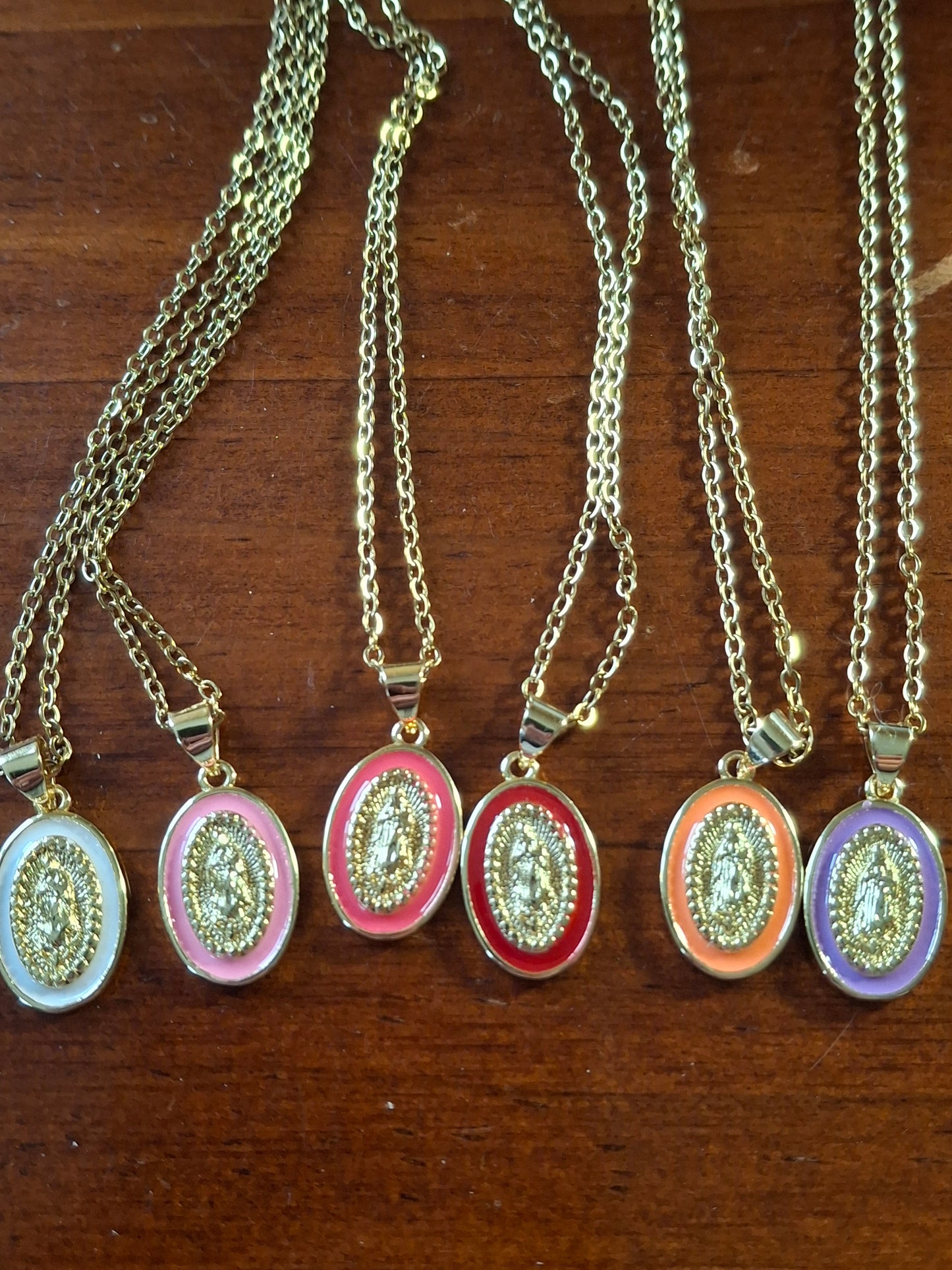 Gold-plated stainless steel chain necklace with Madonna and Miraculous Virgin pendant in brass and colored enamel, plated in 18K gold.