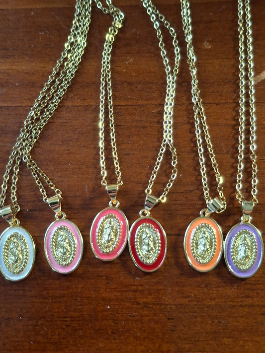 Collier chaîne dorée acier inoxydable stainless steel et pendentif madone, vierge miraculeuse en laiton et email coloré plaqué or 18K