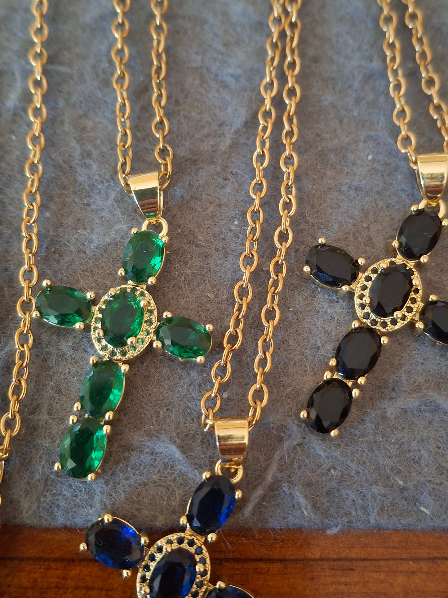 Goldene Halskette aus 316er Edelstahl und 18K vergoldetem Kreuz mit Kristall- und AAA-Zirkonia-Besatz
