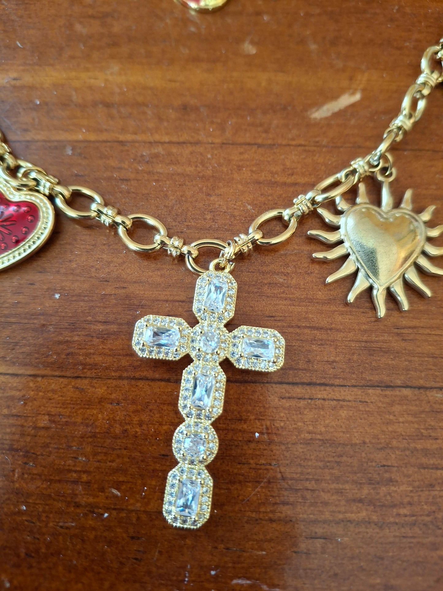 Sautoir chaîne maille gourmette acier inoxydable stainless steel breloques et croix plaqué or 18K handmade réglable