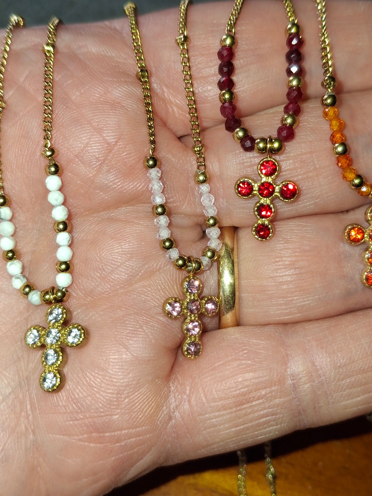 Collier chaîne dorée acier inoxydable stainless steel 316 ,perles, croix stainless steel plaqué or cristal ou email et zirconium réglable