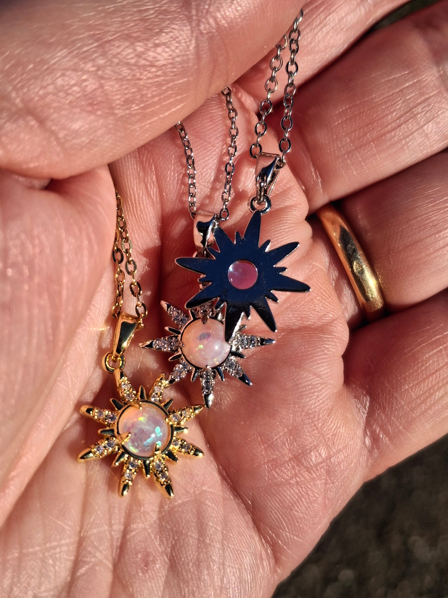 Halskette aus Edelstahl 316 mit Sonnenanhänger aus Edelstahl 316, besetzt mit Zirkonia, verstellbar.