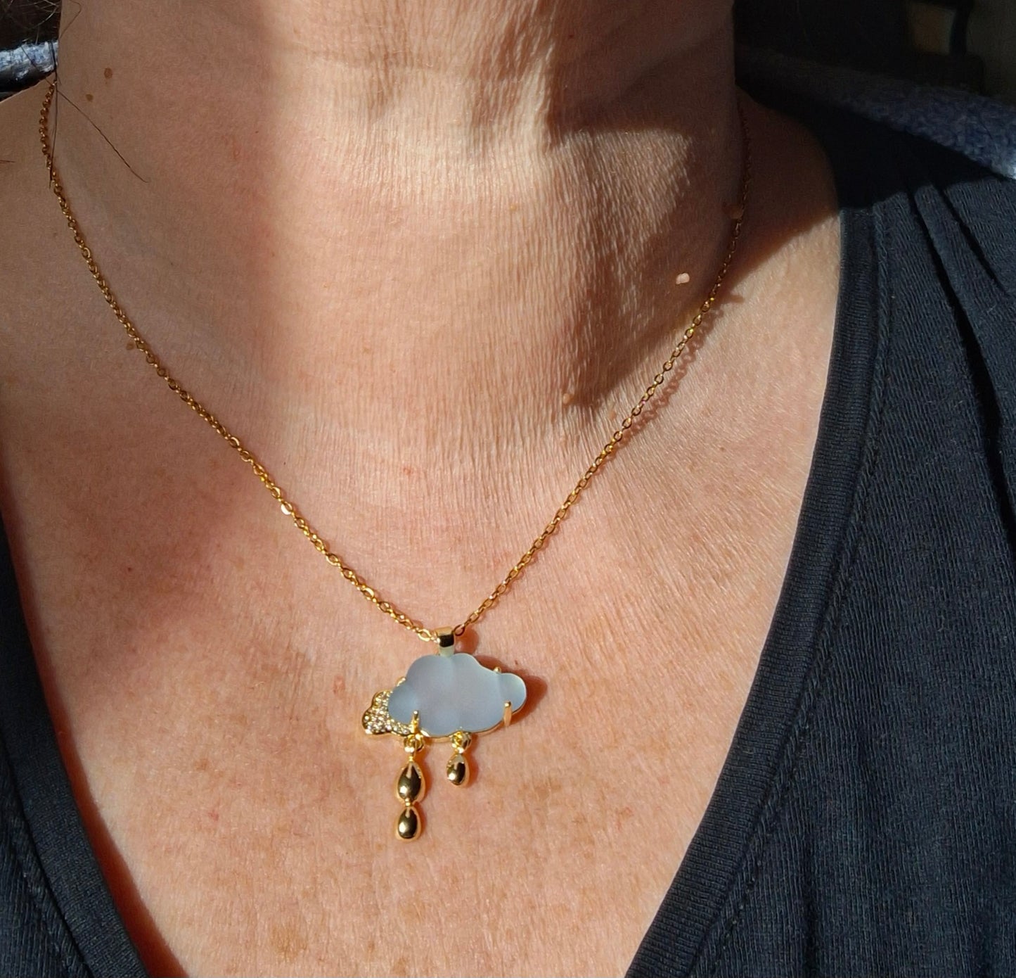 Collier chaîne dorée acier inoxydable stainless steel 316 nuage en résine serti zirconium acier inoxydable stainless steel 316 réglable