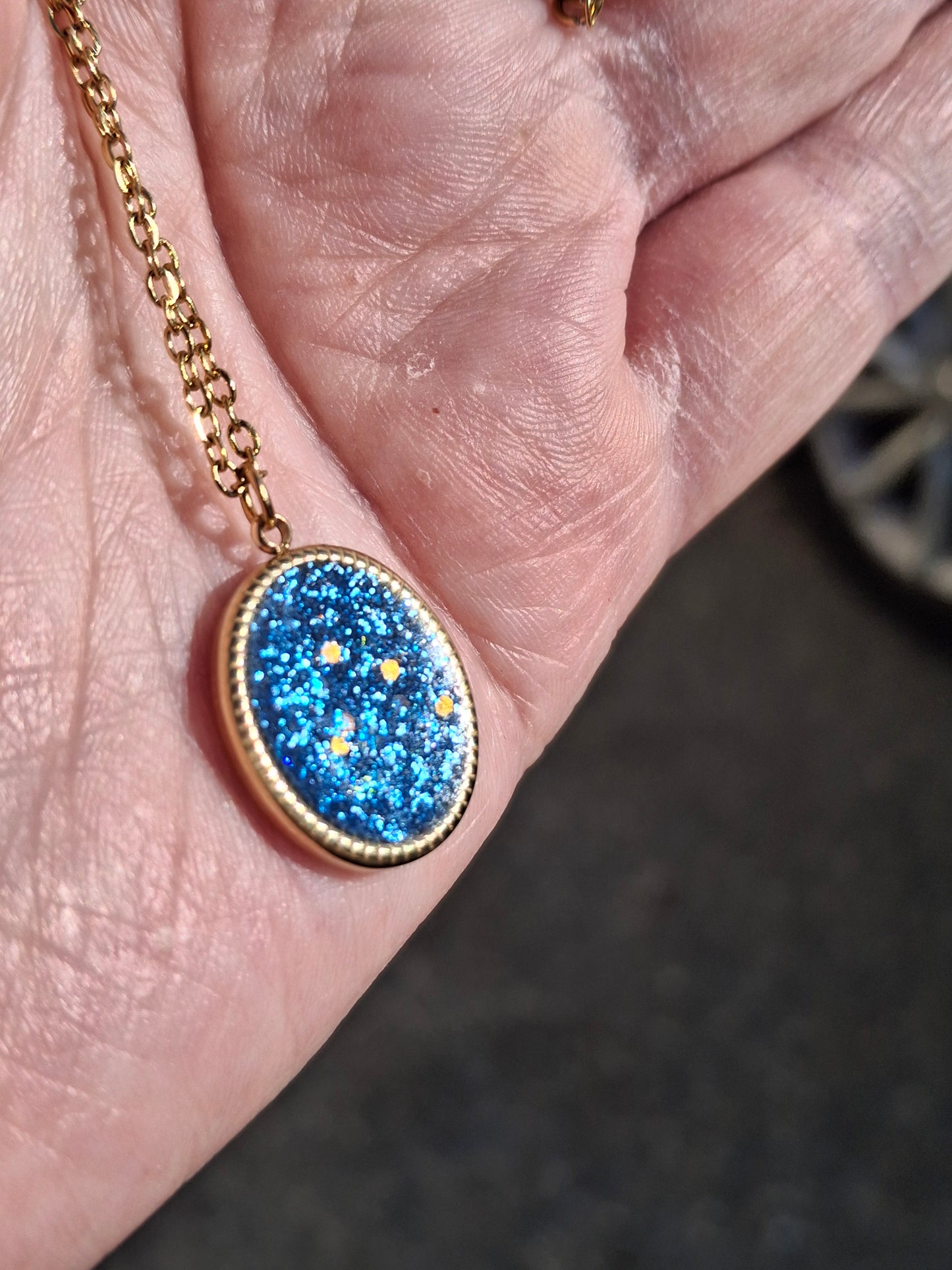 Collier chaîne dorée acier inoxydable stainless steel 316 et pendentif stainless steel 316 poli,email coloré bleu et paillettes