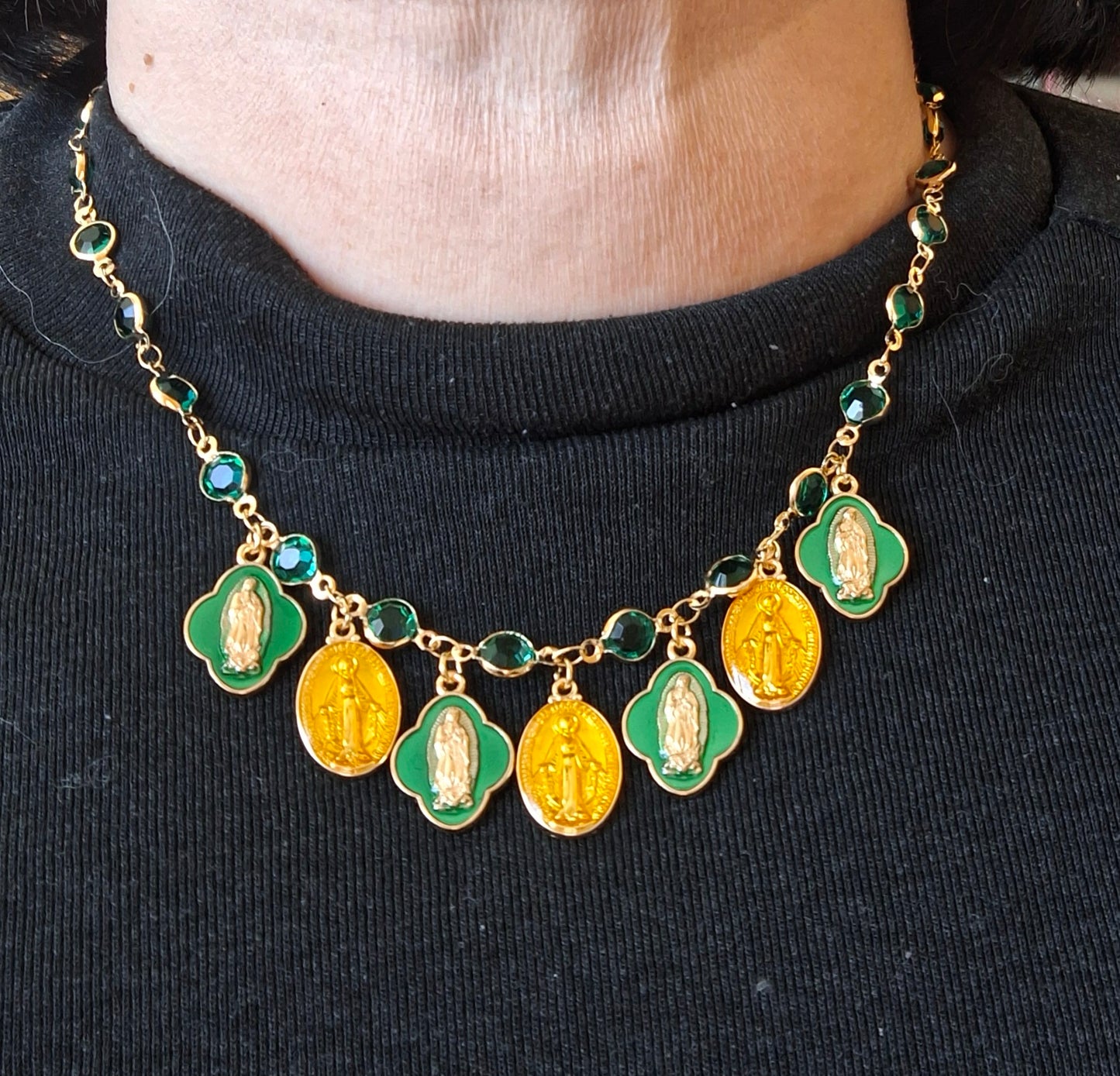 Collier chaîne dorée en cuivre et breloques madone handmade