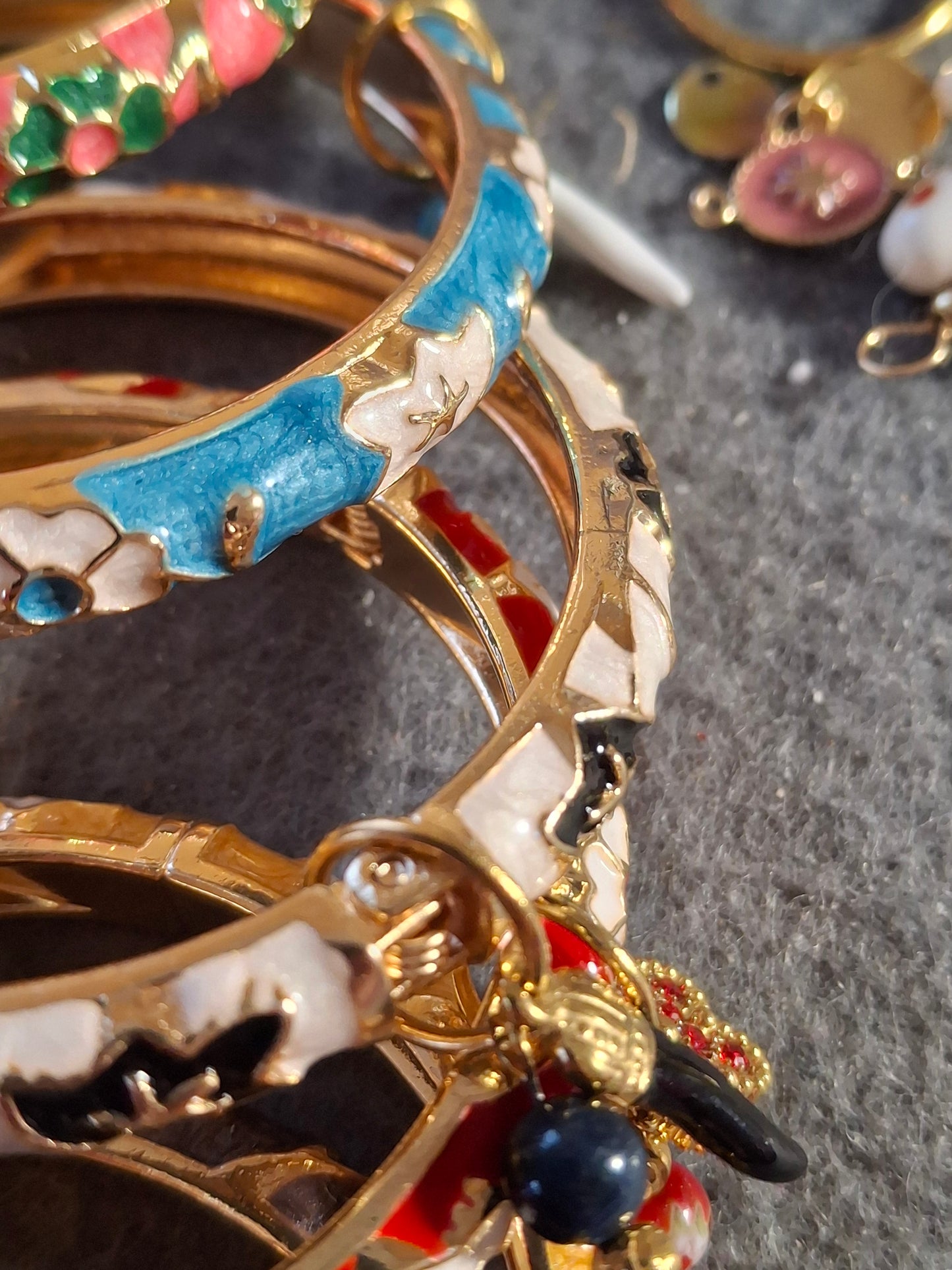 Bracelet jonc rigide email cloisonné et breloques