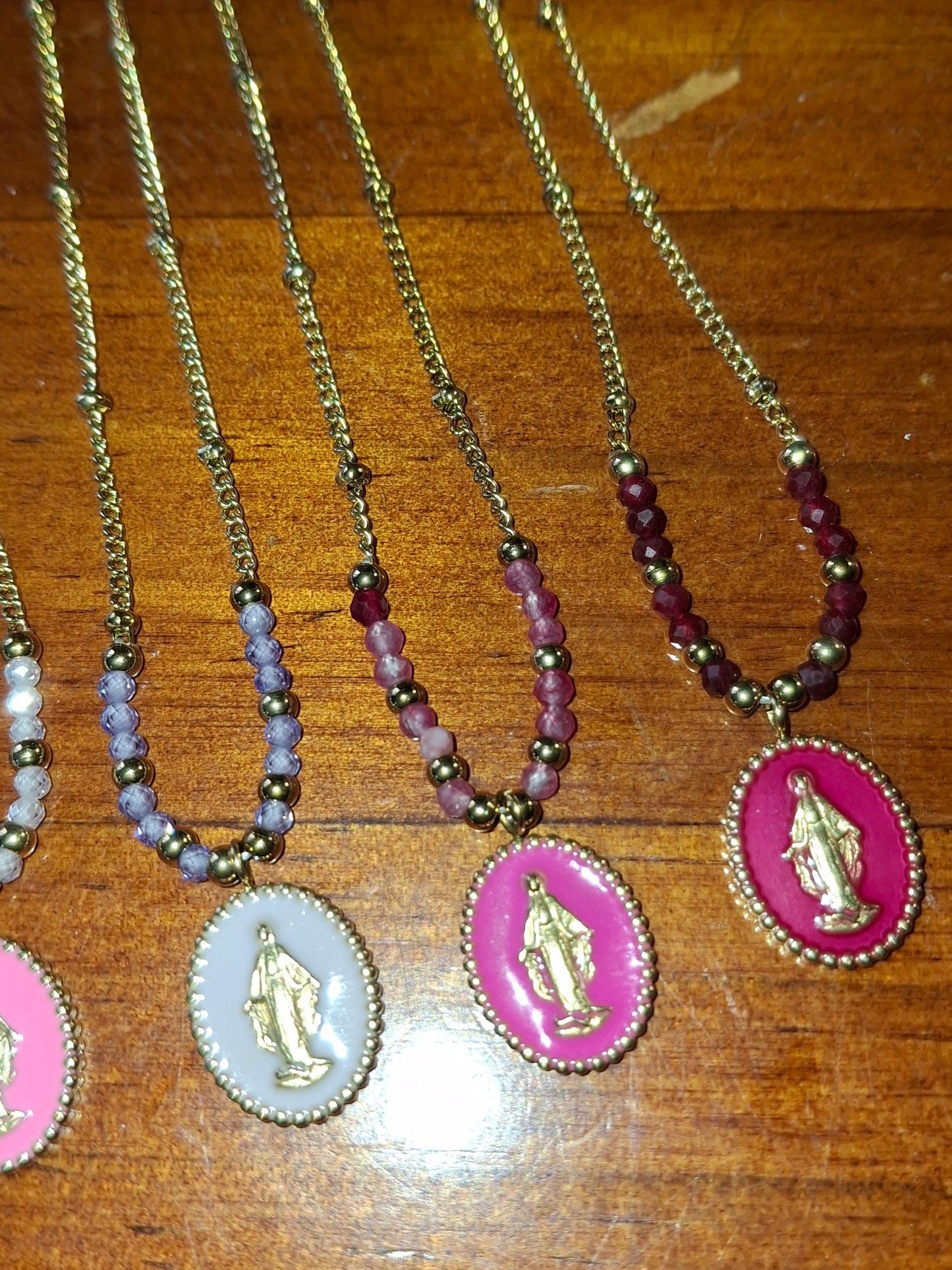 Gold-plated stainless steel 316 chain necklace with pearls and a stainless steel 316 Madonna pendant.