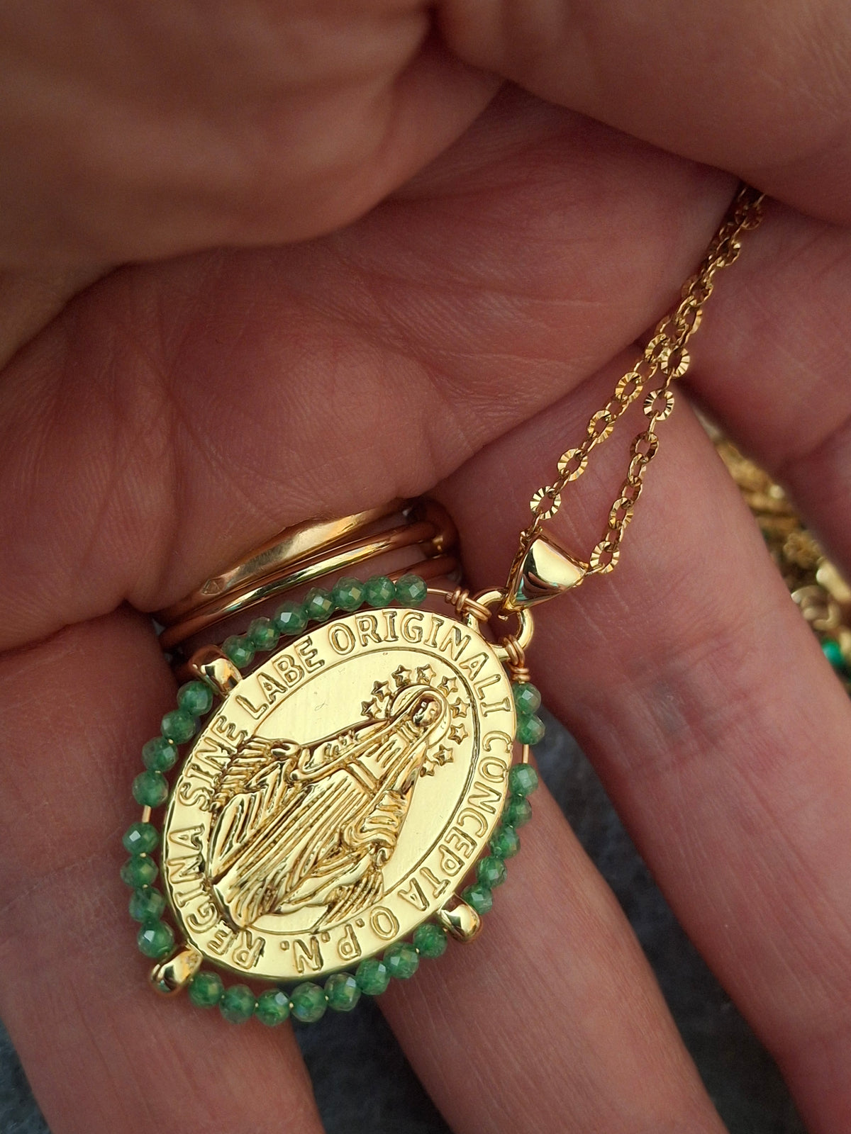 Collier chaîne acier inoxydable striée stainless steel 316 et pendentif médaille madone, vierge miraculeuse et perles en cuivre plaqué or 18K