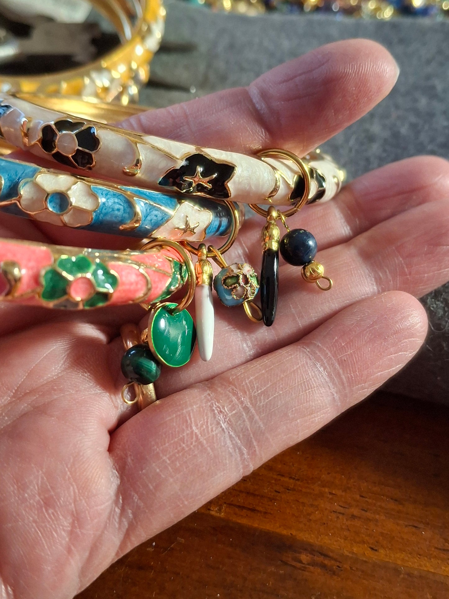 Bracelet jonc rigide email cloisonné et breloques