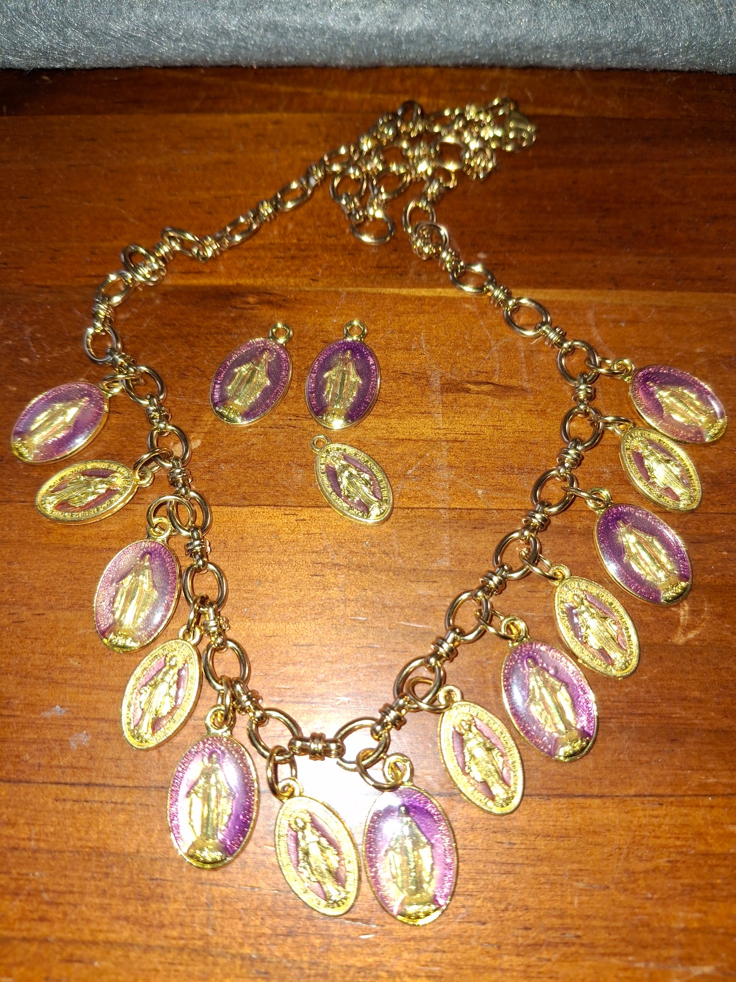 Verstellbare Panzerkette aus Edelstahl 316 mit vergoldeten Madonna-Anhängern aus Kupfer und Messing, handgefertigt