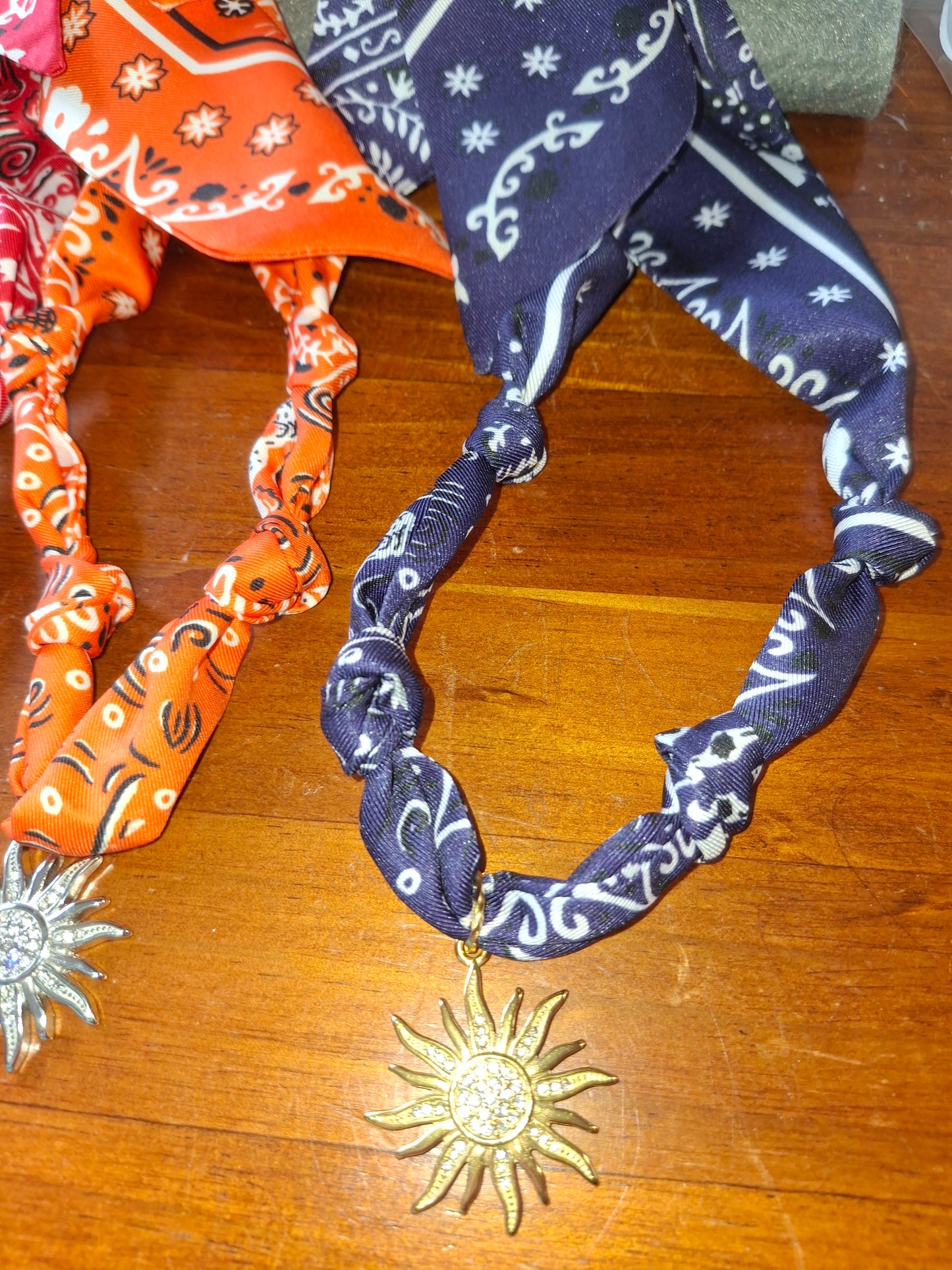 Halskette, Halstuch, Bandana zum Knoten, Anhänger Sonne, polierter Edelstahl 316, Zirkonia-Besatz, handgefertigt