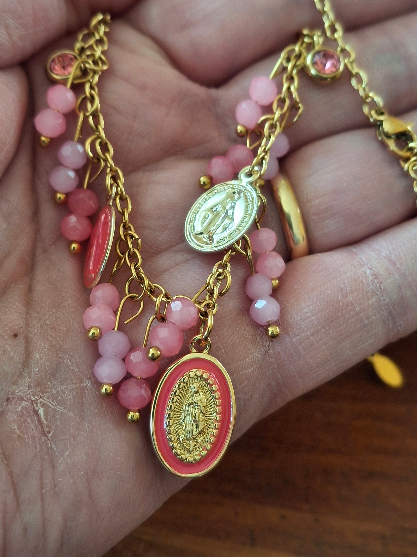 Halskette aus vergoldetem Edelstahl (316) mit Madonna-Anhängern und handgefertigten Perlen