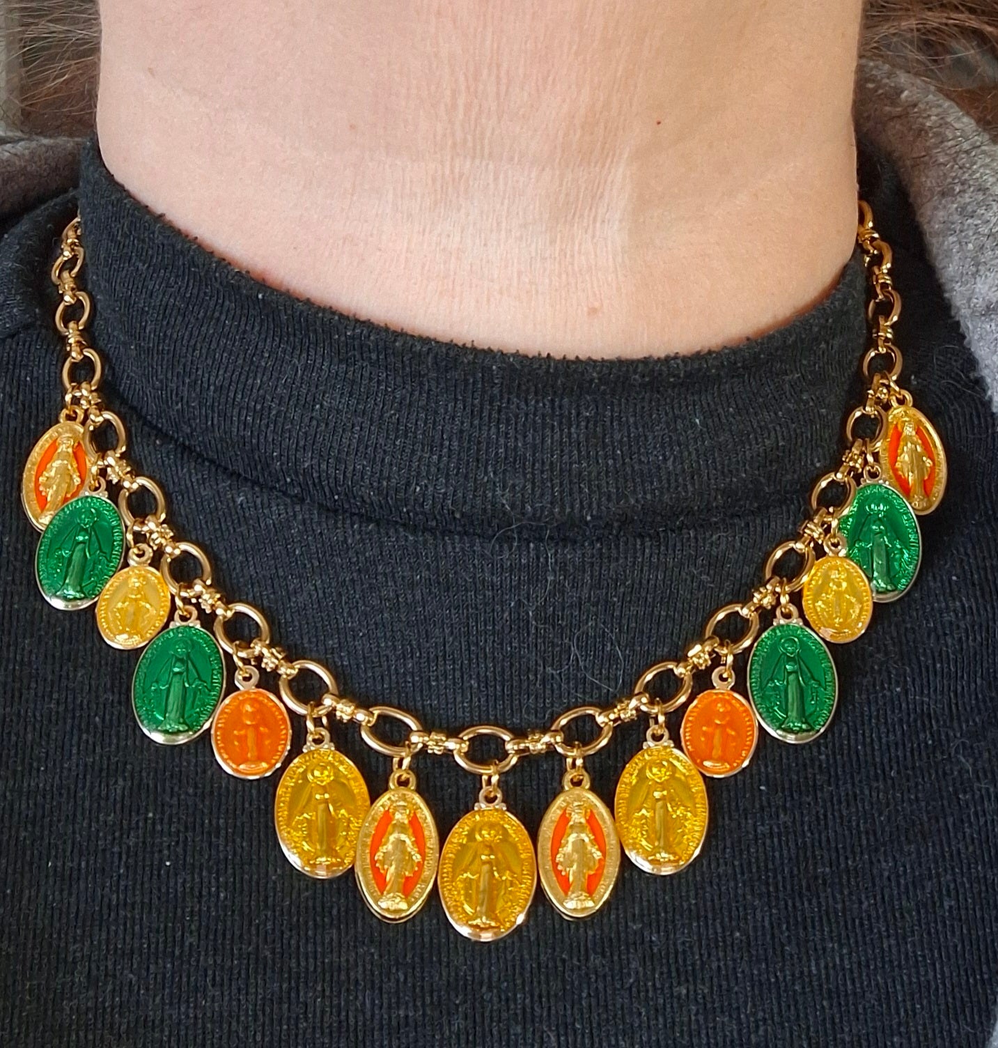 Collier chaîne dorée acier inoxydable stainless steel 316 et breloques madone