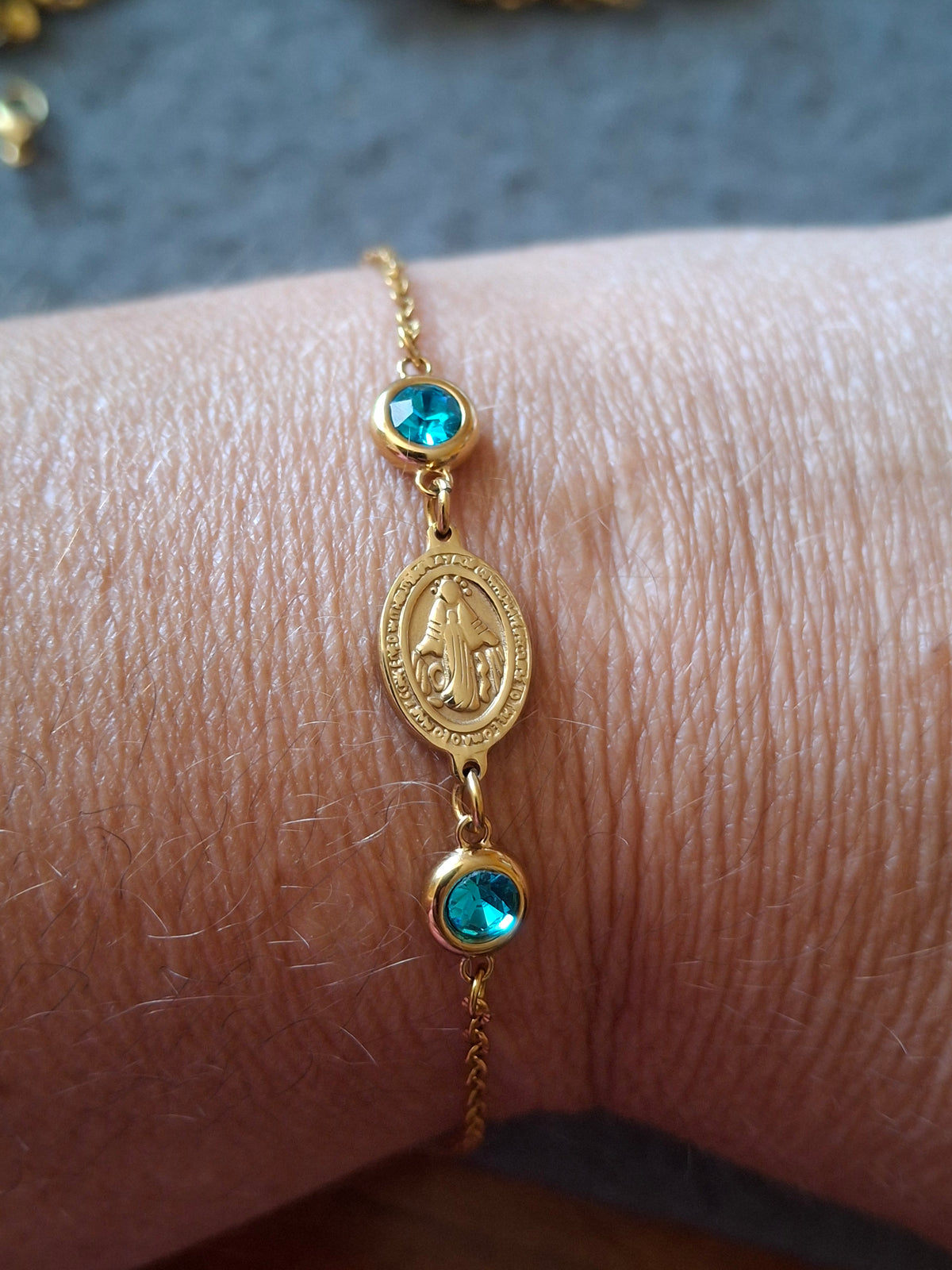 Bracelet chaîne acier inoxydable stainless steel 316 ,connecteur cristal bleu et madone stainless steel 316 ,handmade sur mesure