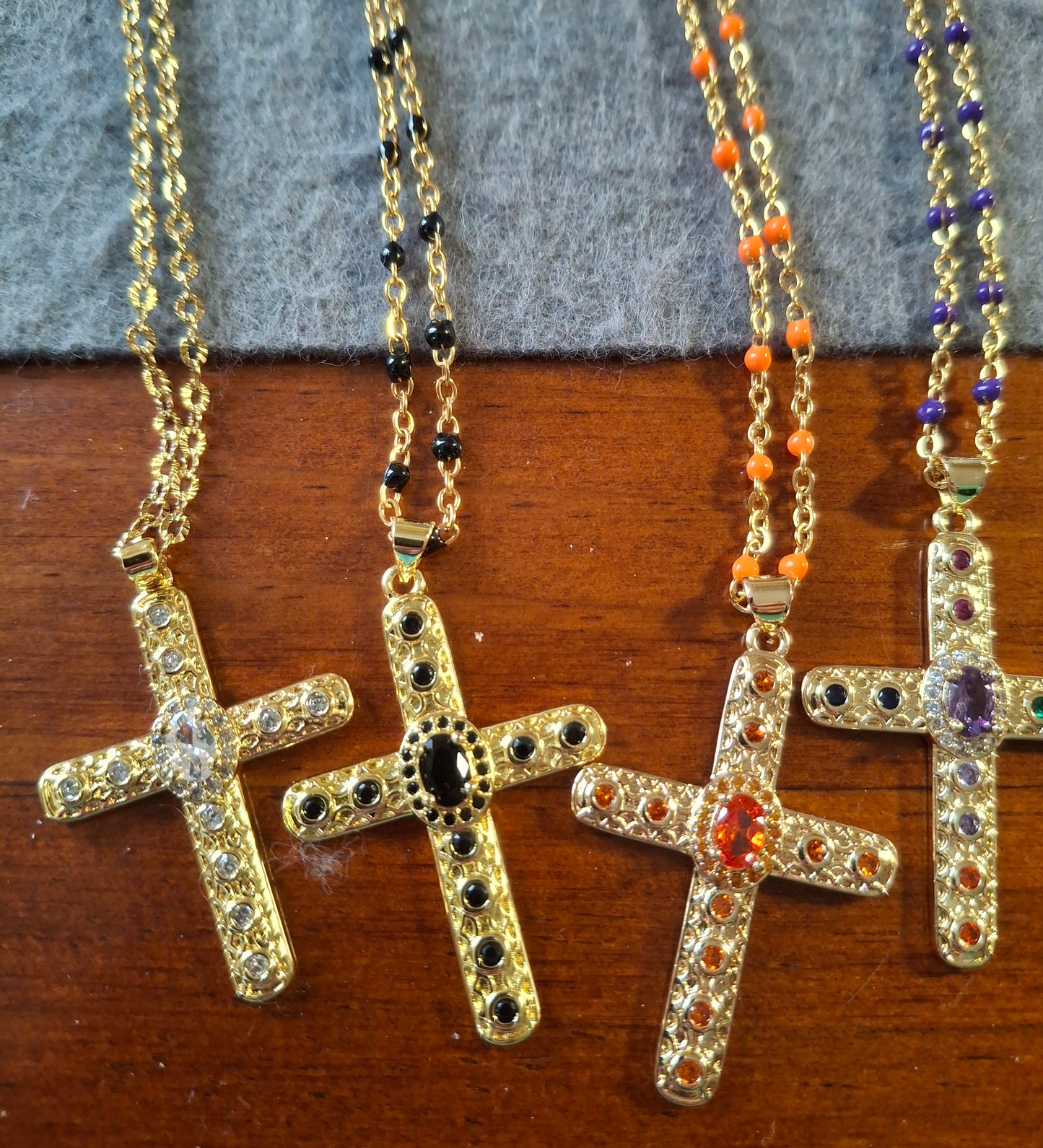 Collier chaîne dorée acier inoxydable stainless steel et pendentif croix bohème plaqué or 18K