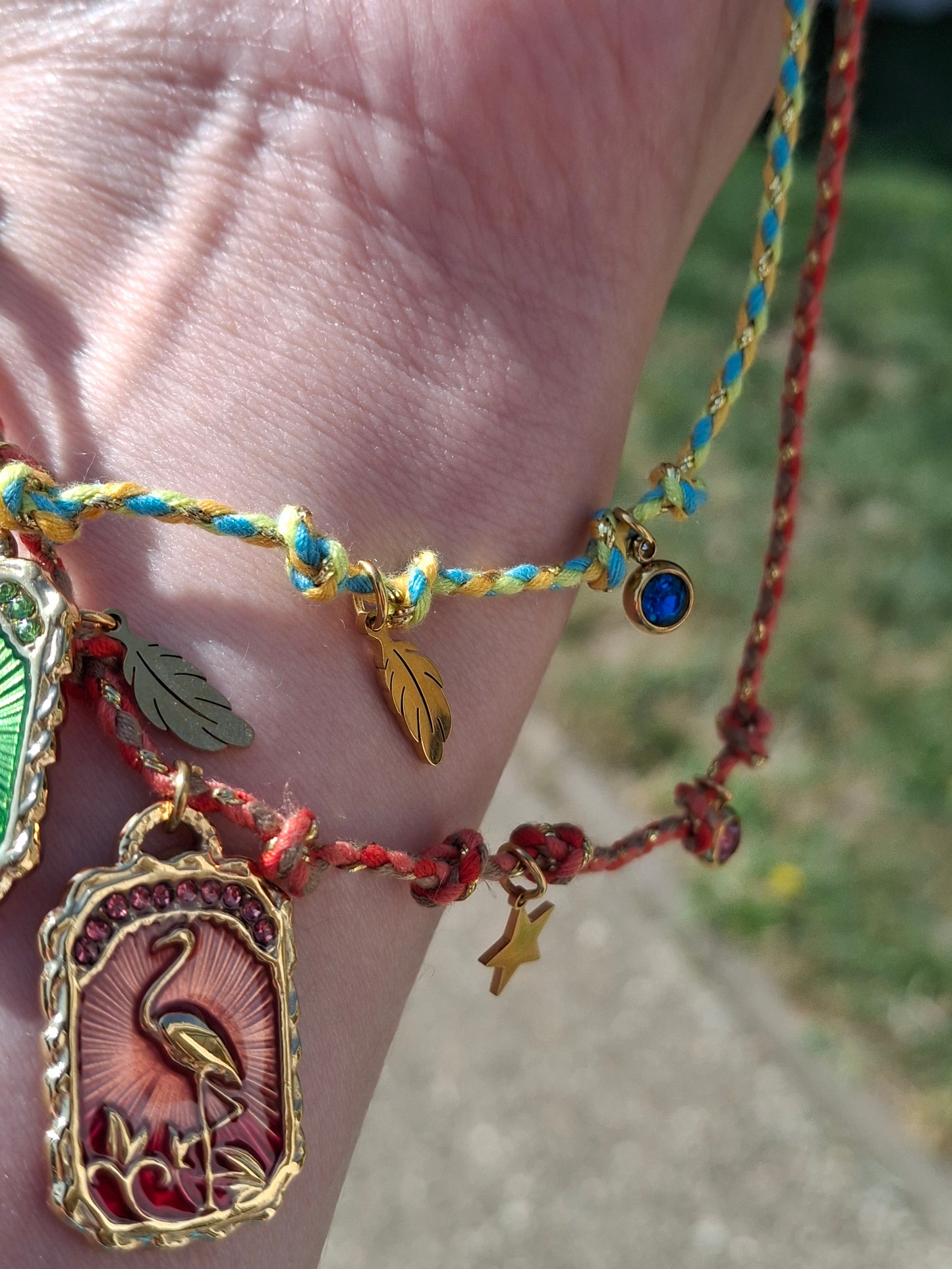 Handgefertigte verstellbare Halskette aus geflochtener Kordel mit Anhängern aus 316er Edelstahl