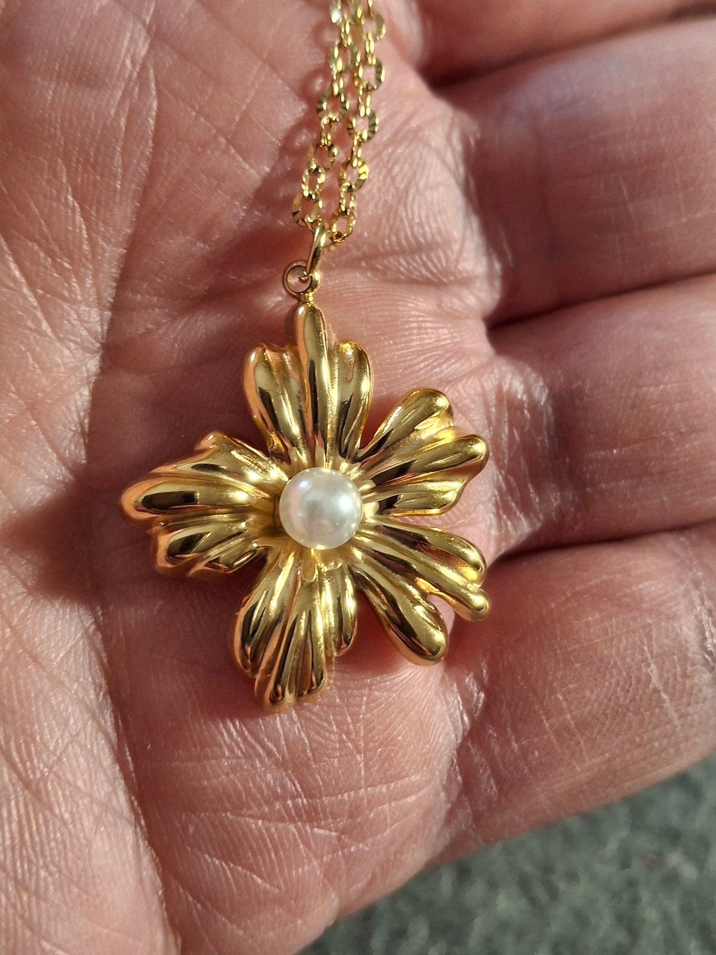 Collier chaîne dorée acier inoxydable stainless steel 316 pendentif fleur acier inoxydable stainless steel 316 et perle d imitation