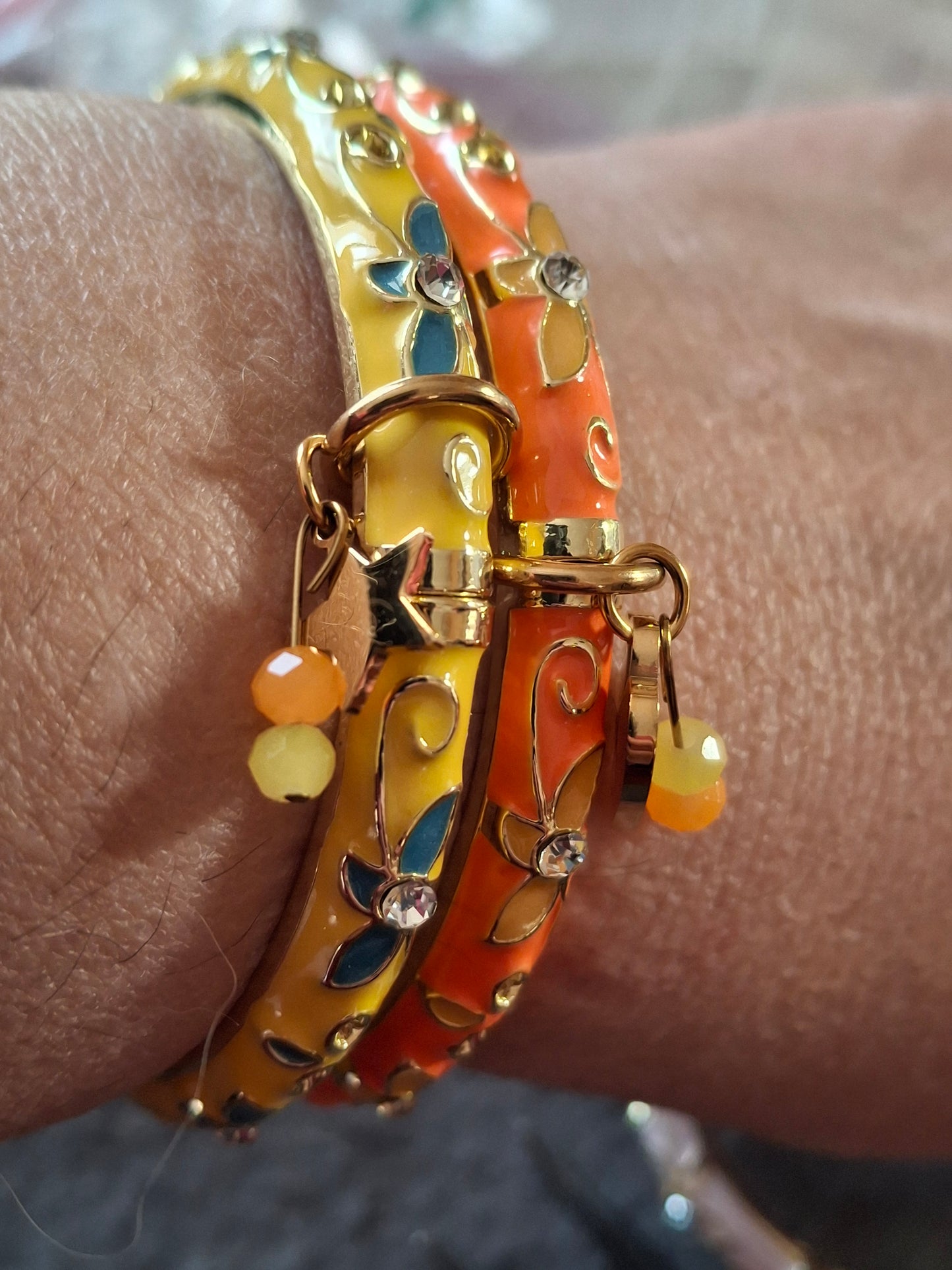 Joli jonc rigide à  ressort en email cloisonné serti zirconium plaqué or 18K