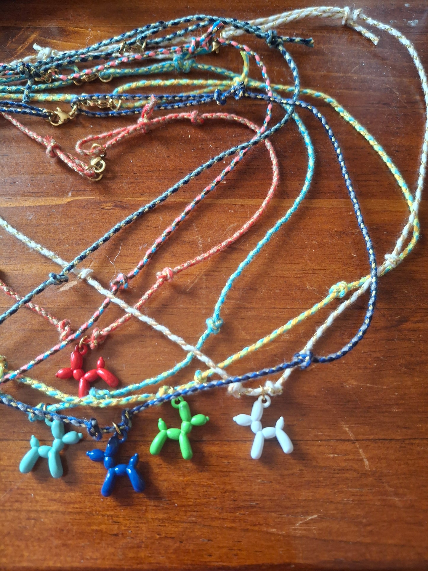 Handgemachte geflochtene Halskette mit Ballonhund